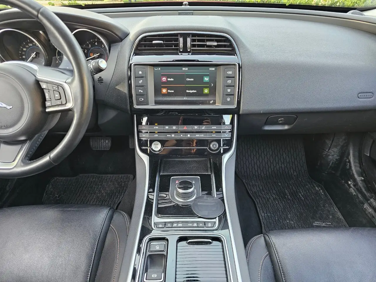 Jaguar XE снимка Jaguar XE