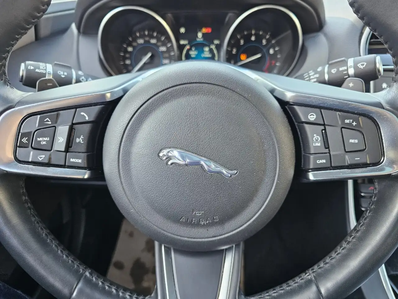 Jaguar XE снимка Jaguar XE