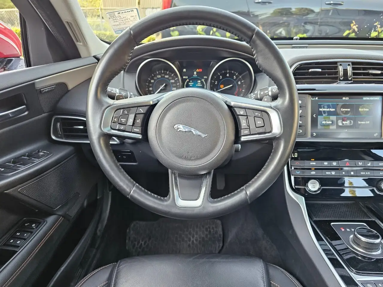 Jaguar XE снимка Jaguar XE