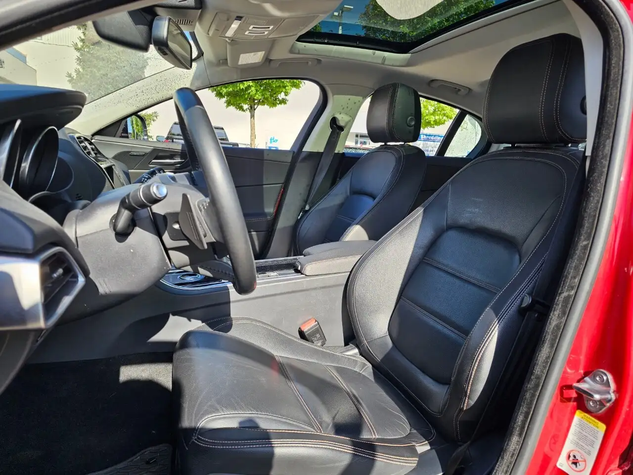 Jaguar XE снимка Jaguar XE