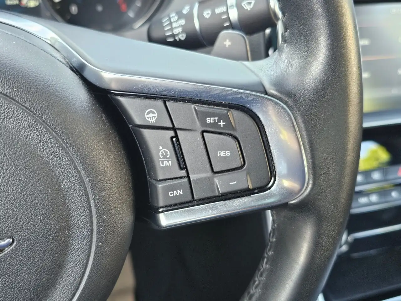 Jaguar XE снимка Jaguar XE