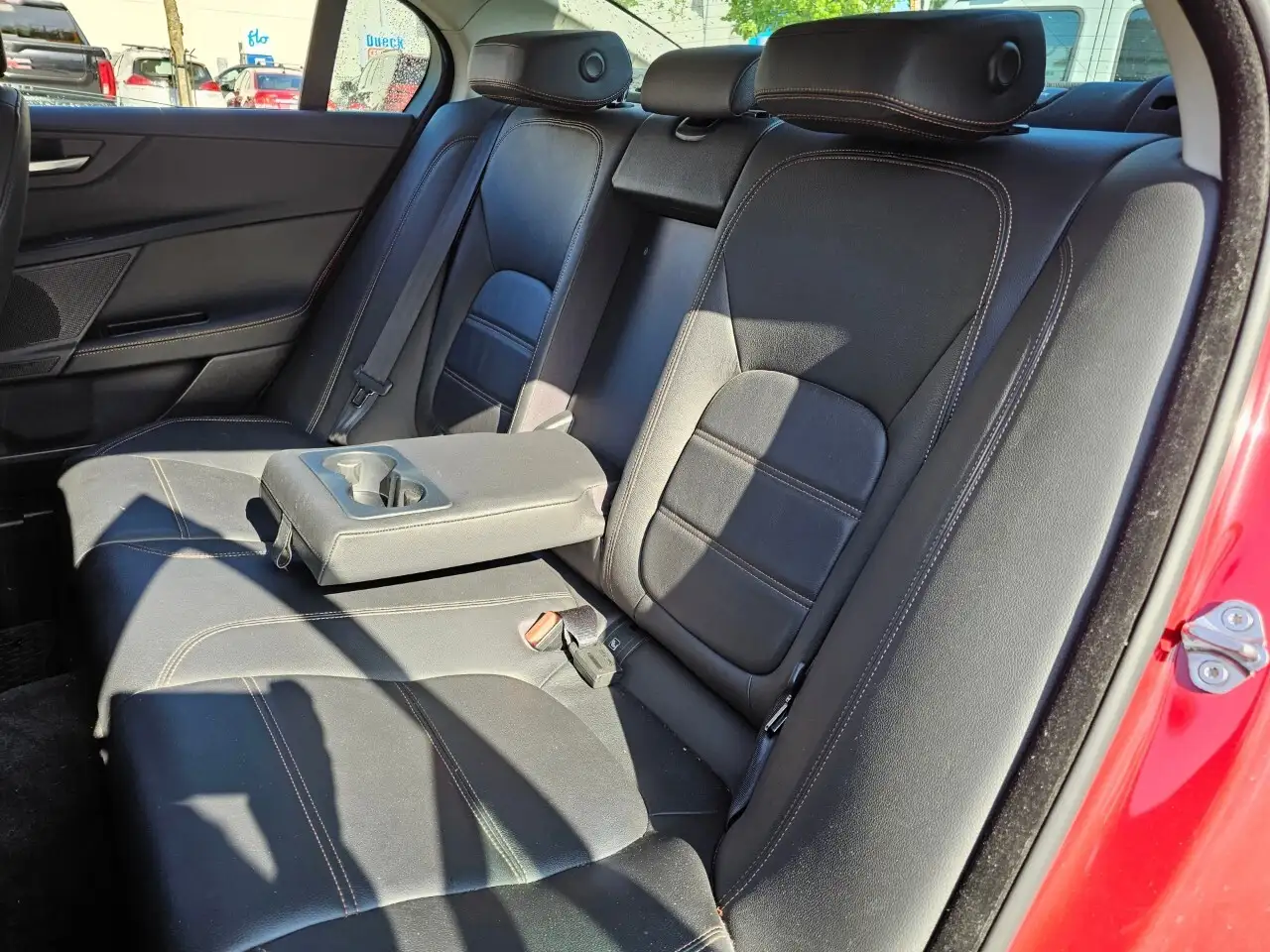 Jaguar XE снимка Jaguar XE
