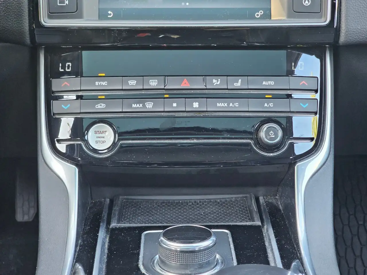 Jaguar XE снимка Jaguar XE