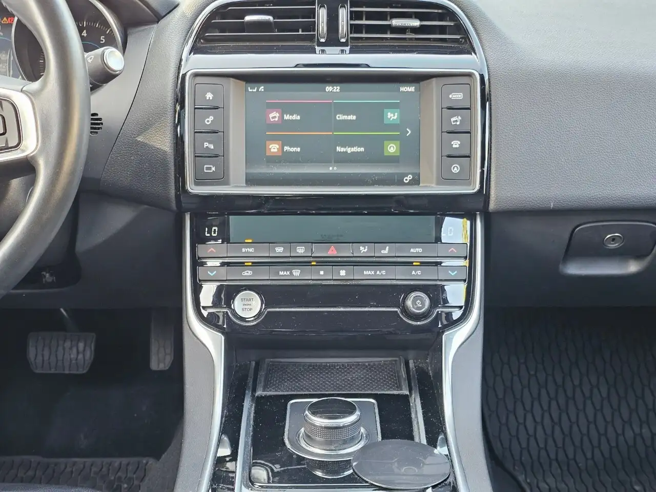 Jaguar XE снимка Jaguar XE