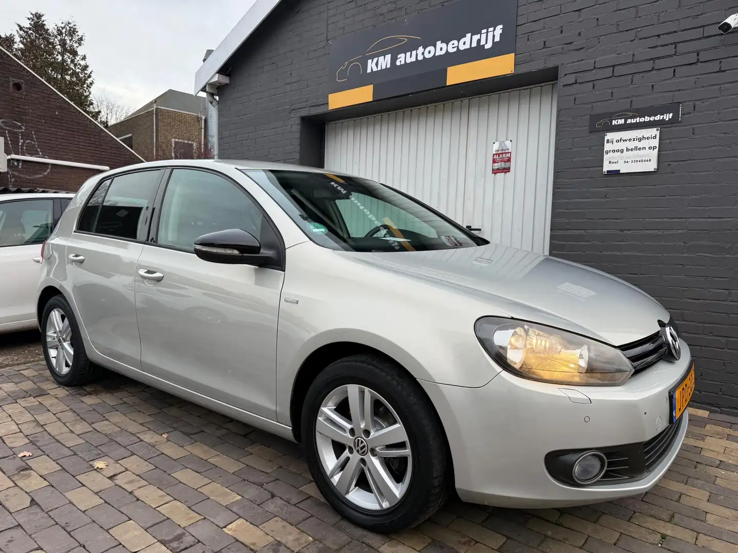 Volkswagen Golf 1.2 TSI Highline BlueMotion Grijs - 2