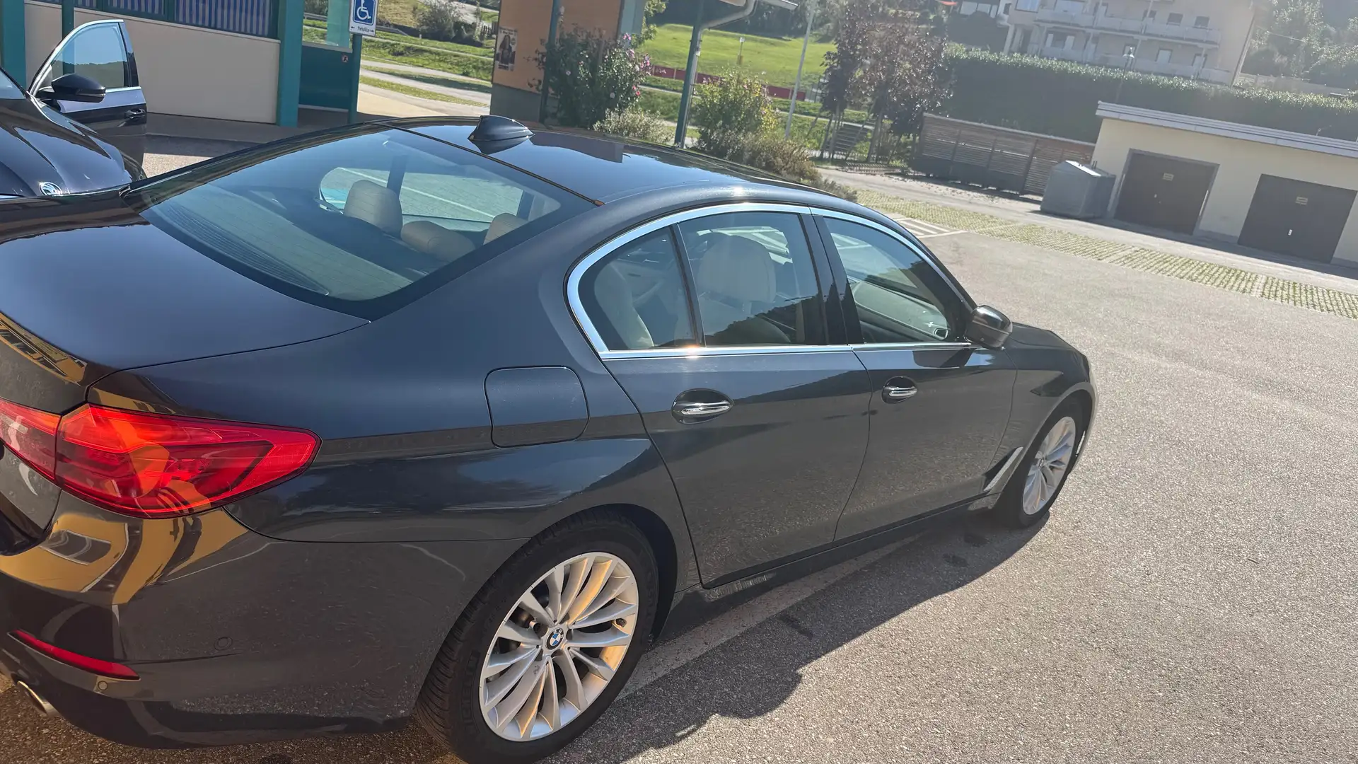 BMW 530 530d xDrive Aut. Luxury Line Grau - 1