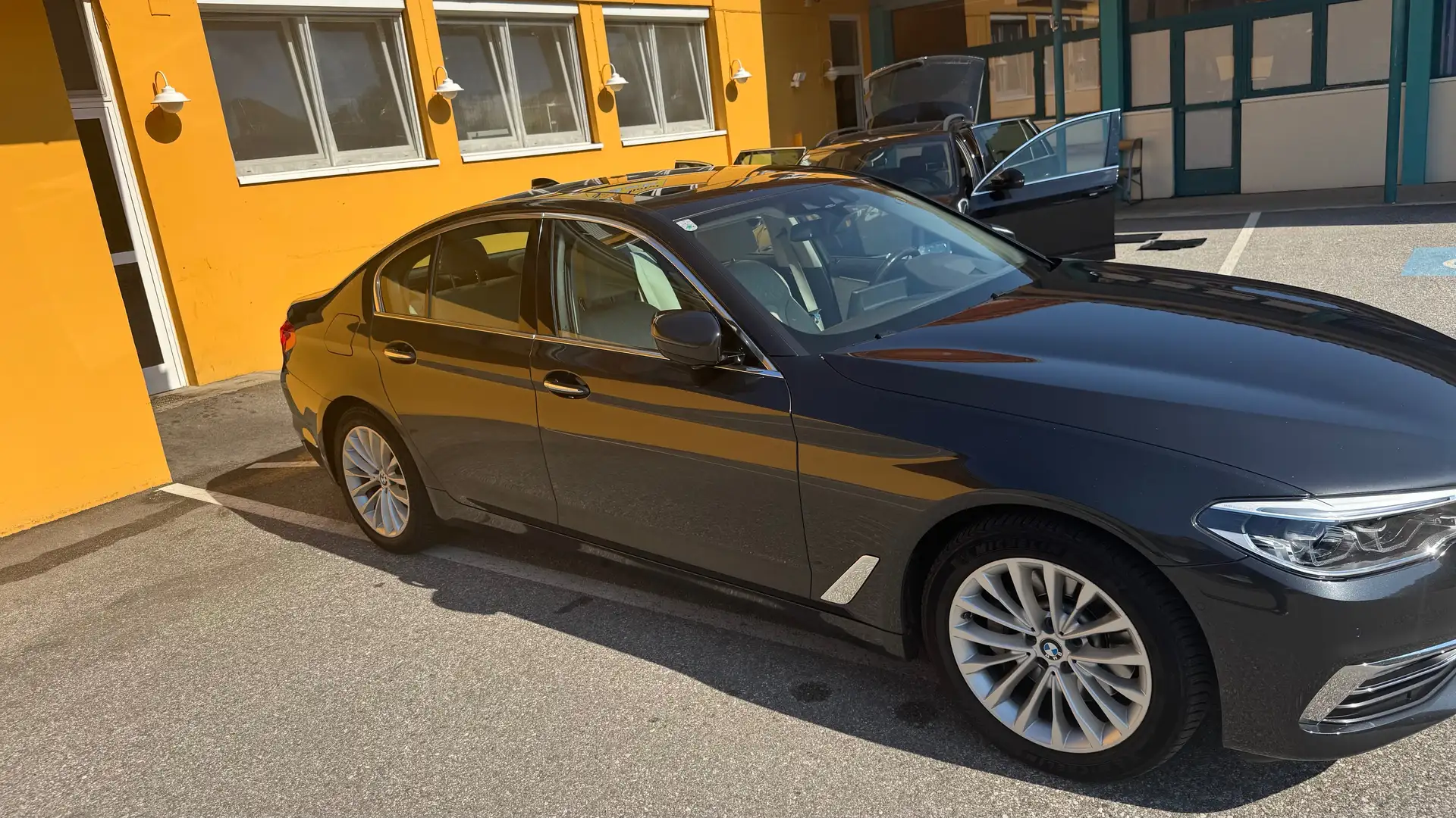 BMW 530 530d xDrive Aut. Luxury Line Grau - 2