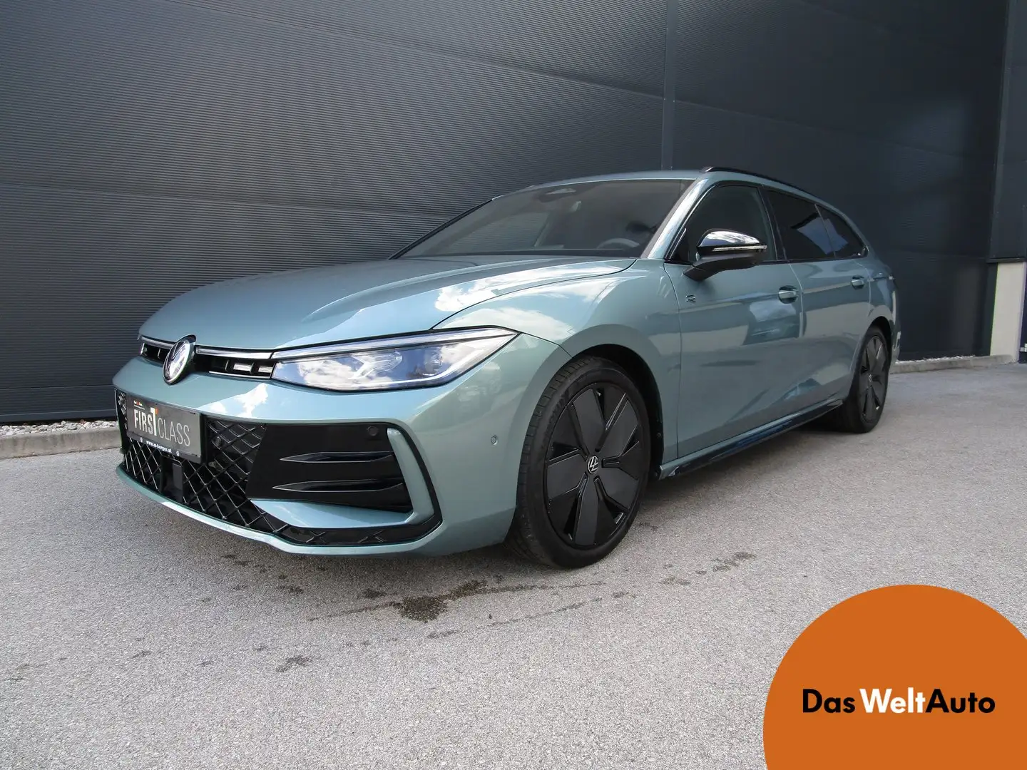 Volkswagen Passat Variant R-Line eTSI DSG Grün - 1