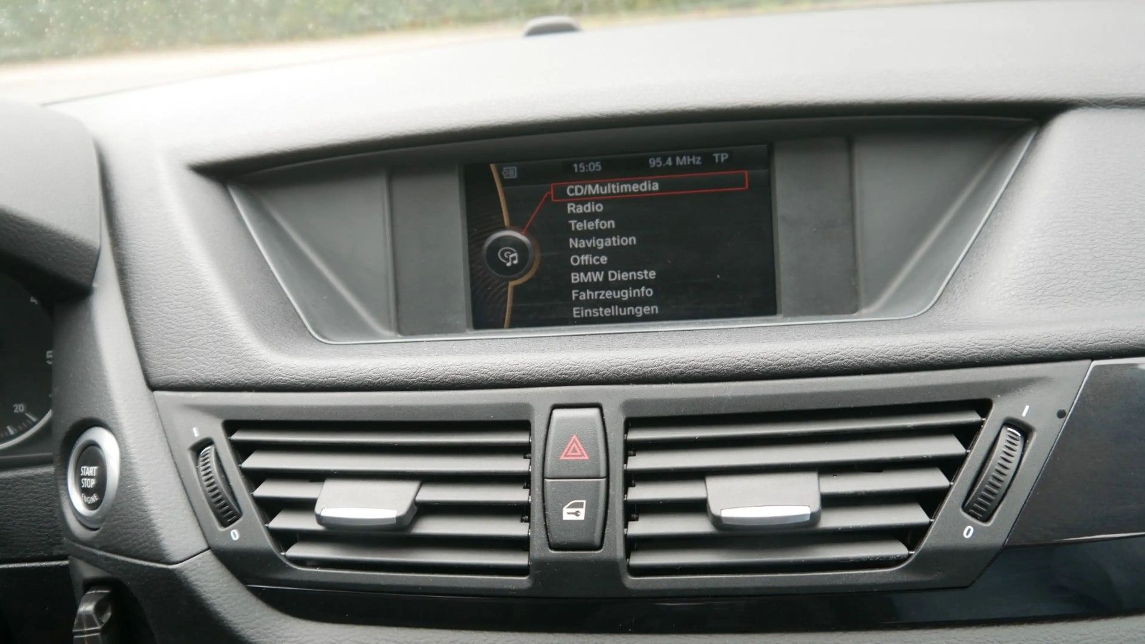 BMW X1 sDrive18d — photo 12