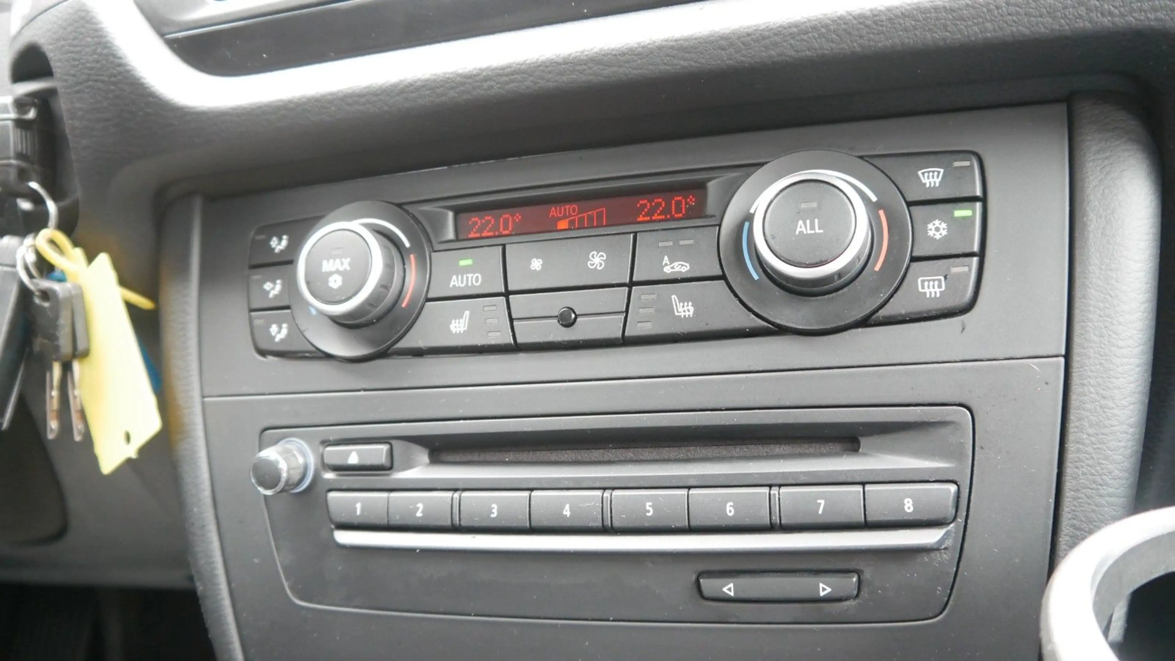 BMW X1 sDrive18d — photo 13