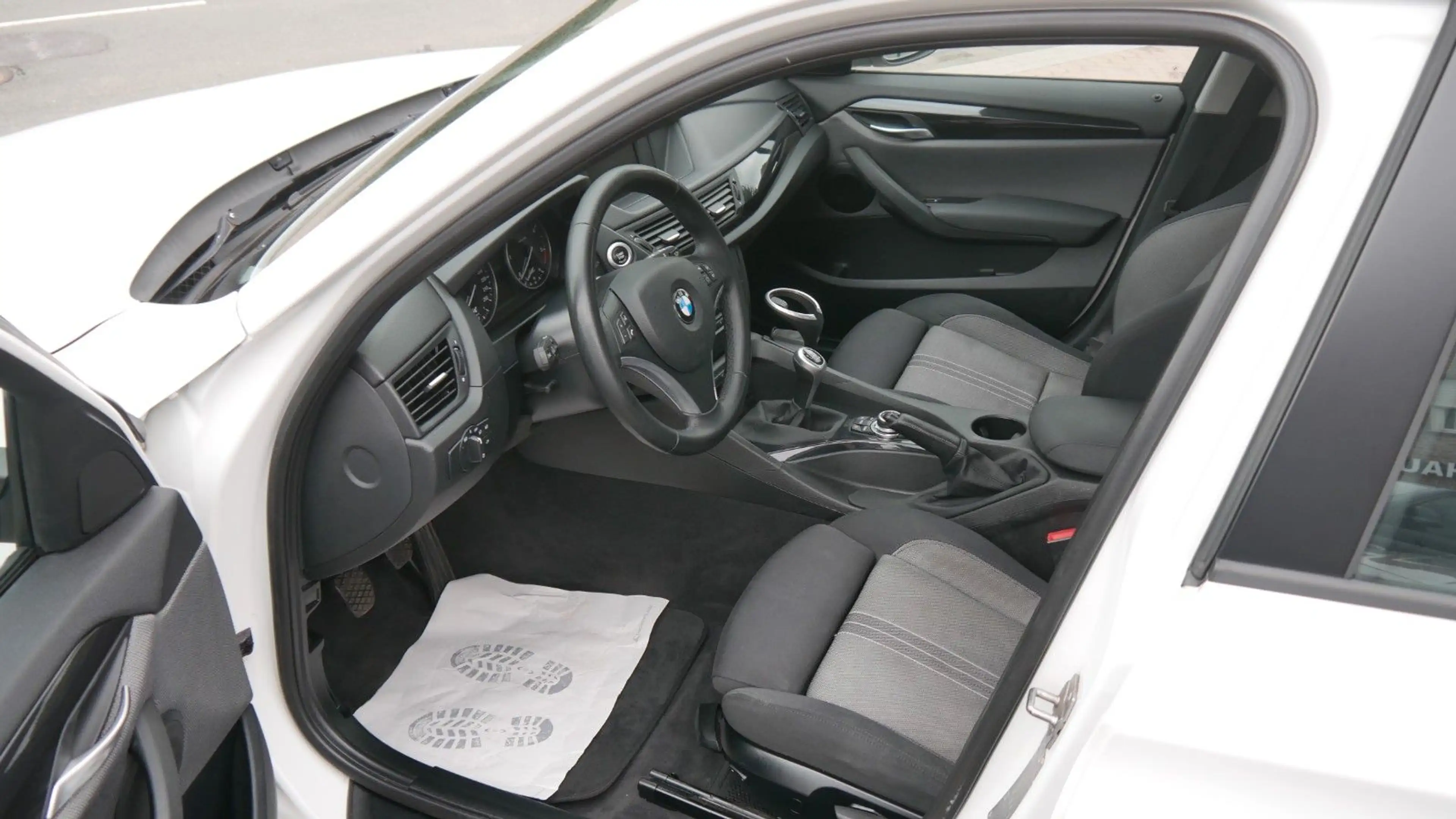 BMW X1 sDrive18d — photo 9