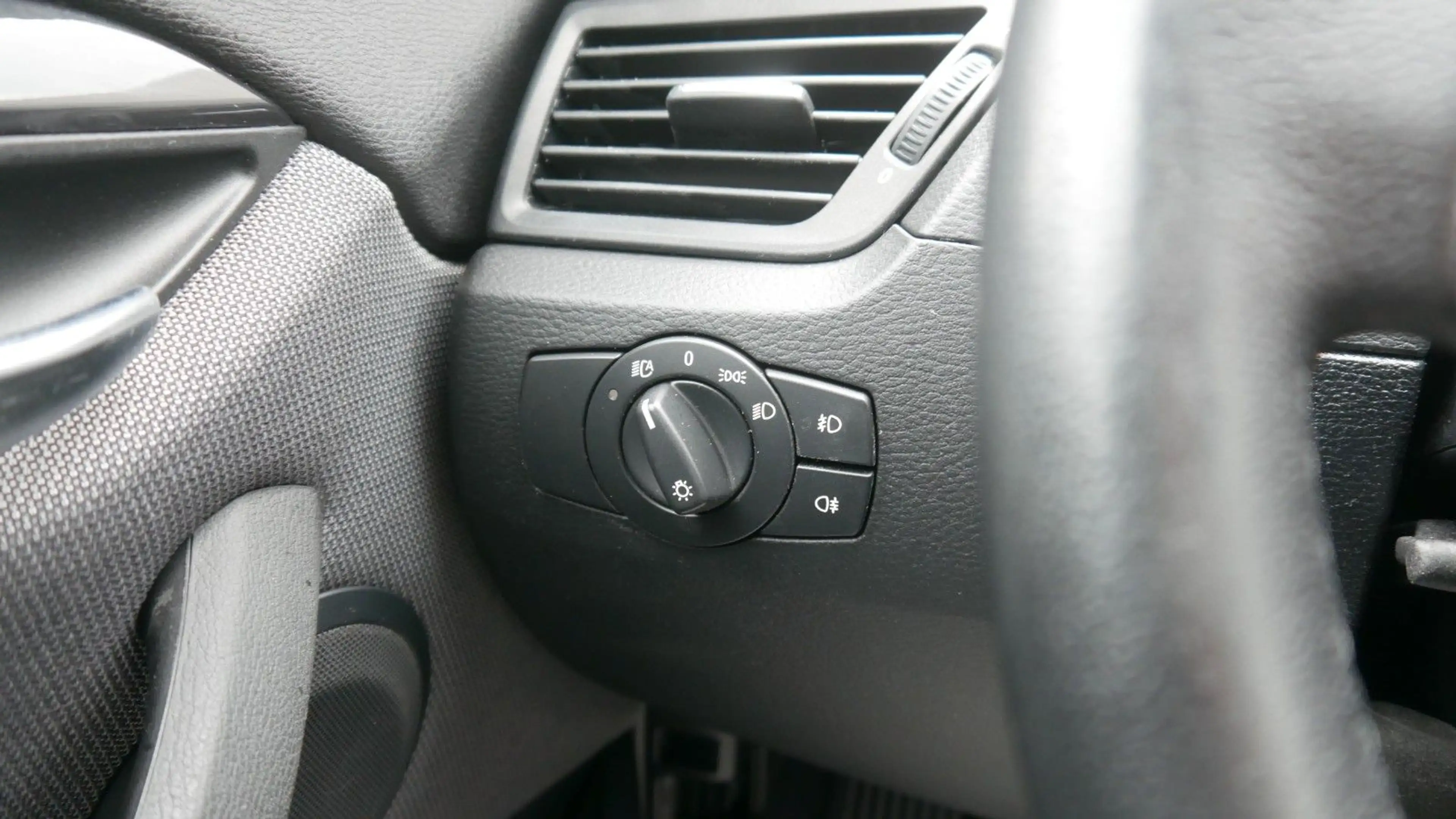 BMW X1 sDrive18d — photo 11