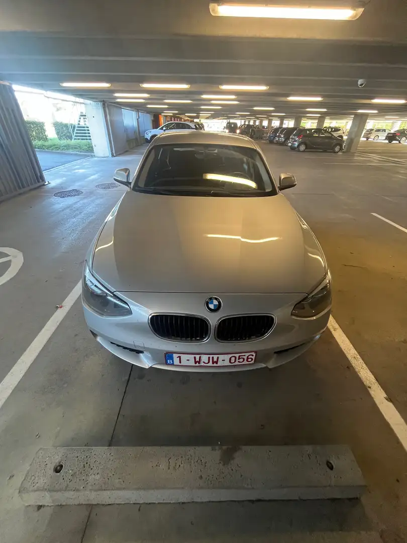 BMW 114 d srebrna - 1