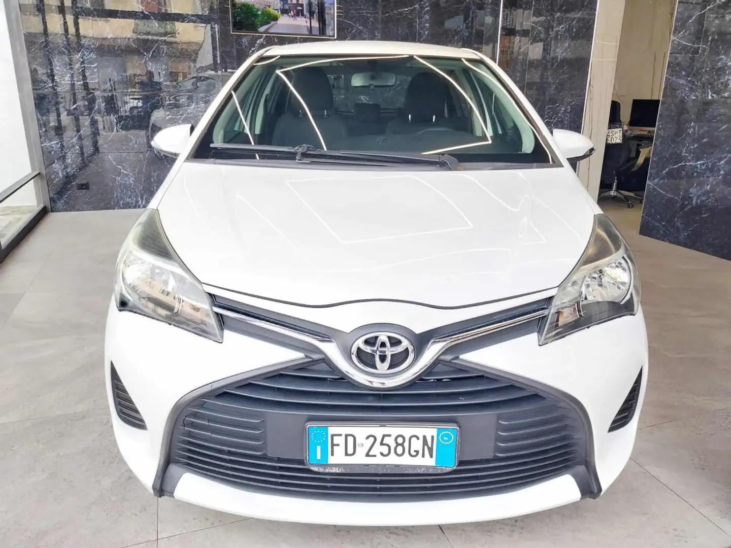Toyota Yaris 1.0 5 porte Lounge ( Garanzia 12 Mesi) Bianco - 1