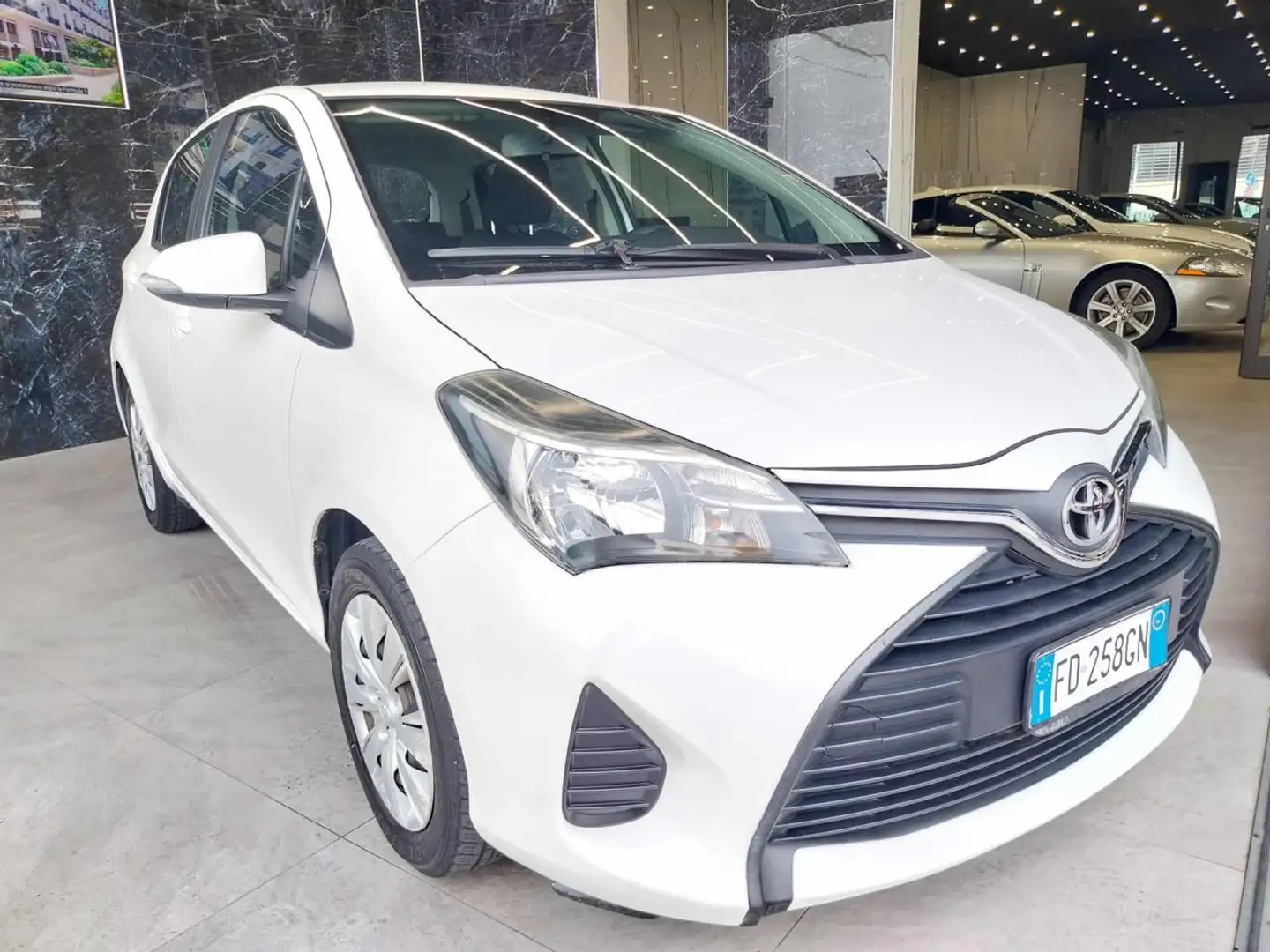 Toyota Yaris 1.0 5 porte Lounge ( Garanzia 12 Mesi) Bianco - 2