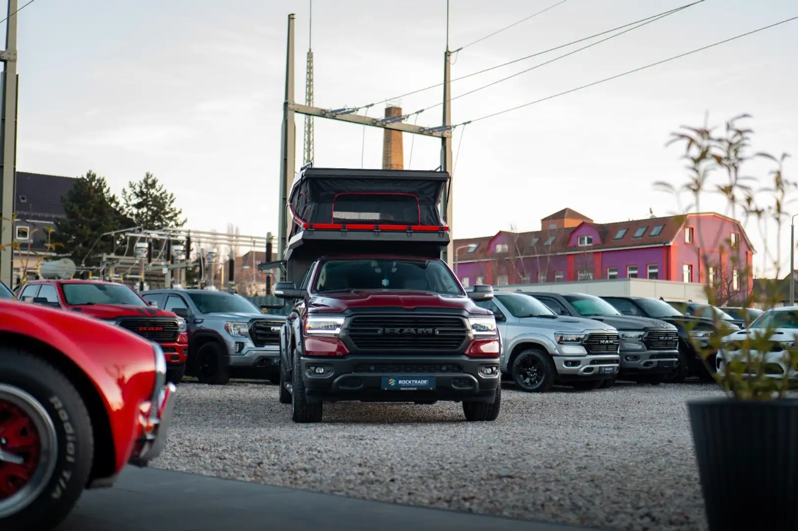 Dodge RAM 5.7 V8 4x4 + DECAMP BACKPACK Camper Autark Rouge - 2