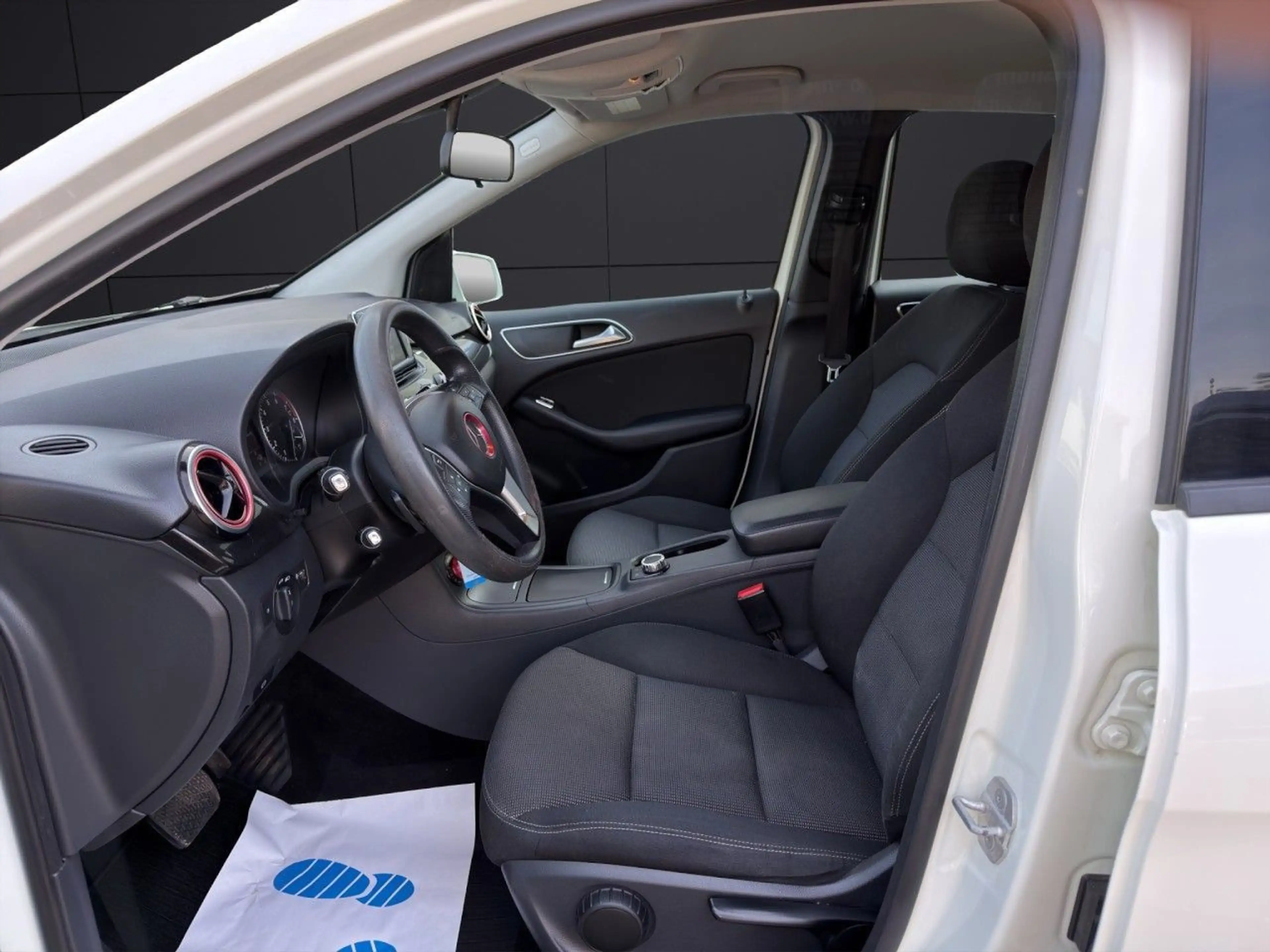 Mercedes-Benz B 200 AUT PDC KLIMA SHZG Sport Fahrwerk — photo 9