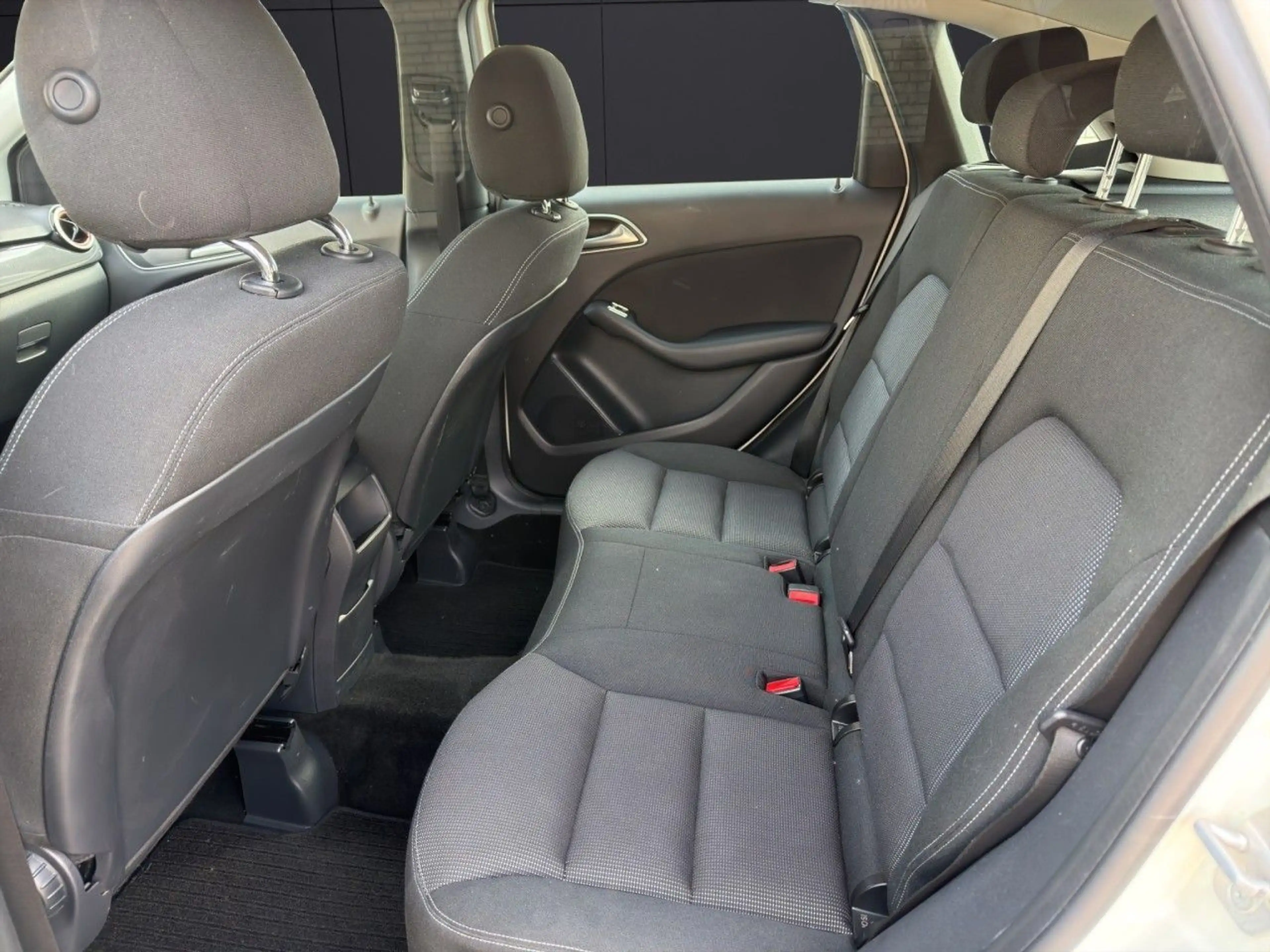 Mercedes-Benz B 200 AUT PDC KLIMA SHZG Sport Fahrwerk — photo 13