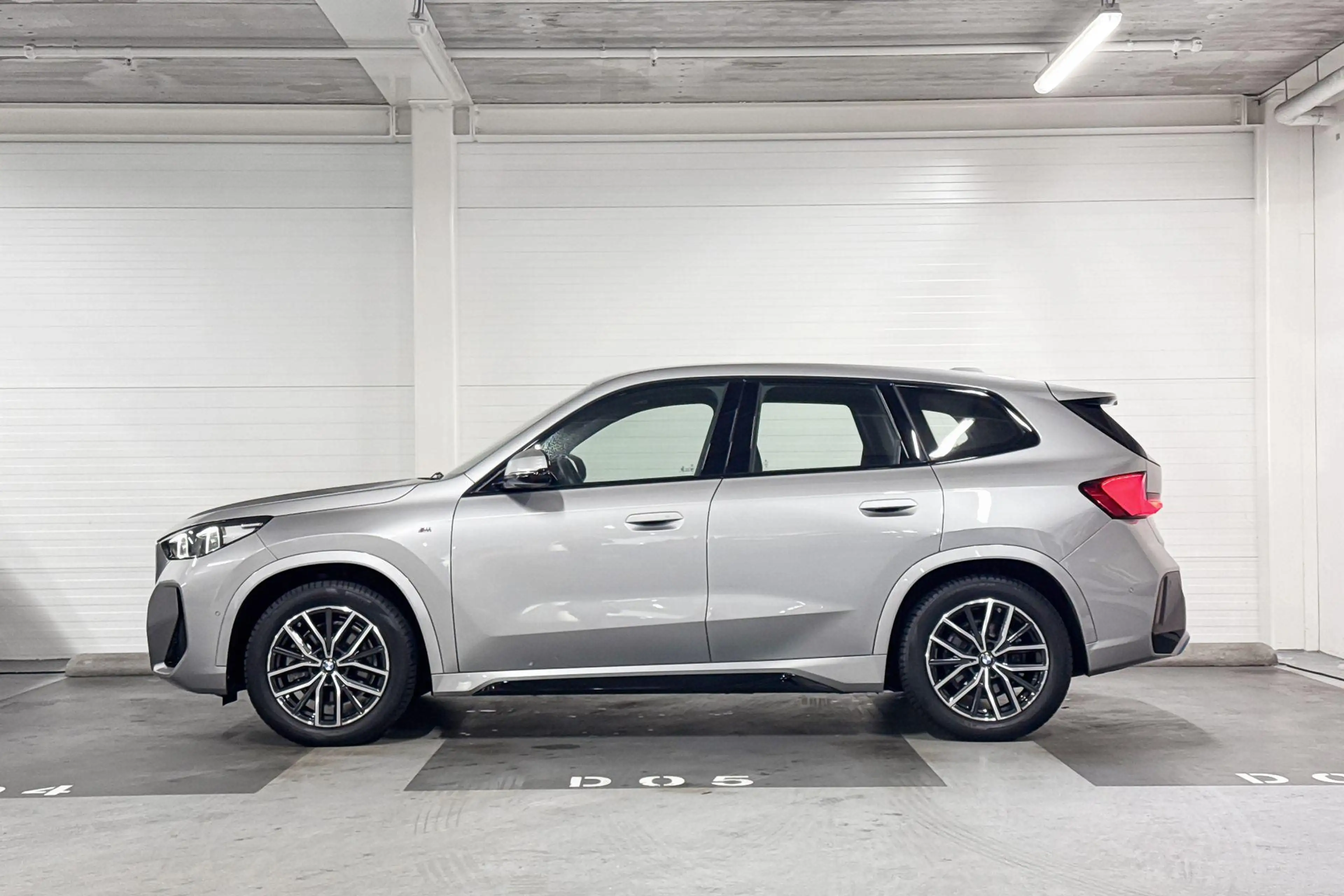 BMW iX1 xDrive30 Launch Edition | M-Sport | Trekhaak | Pre — photo 2