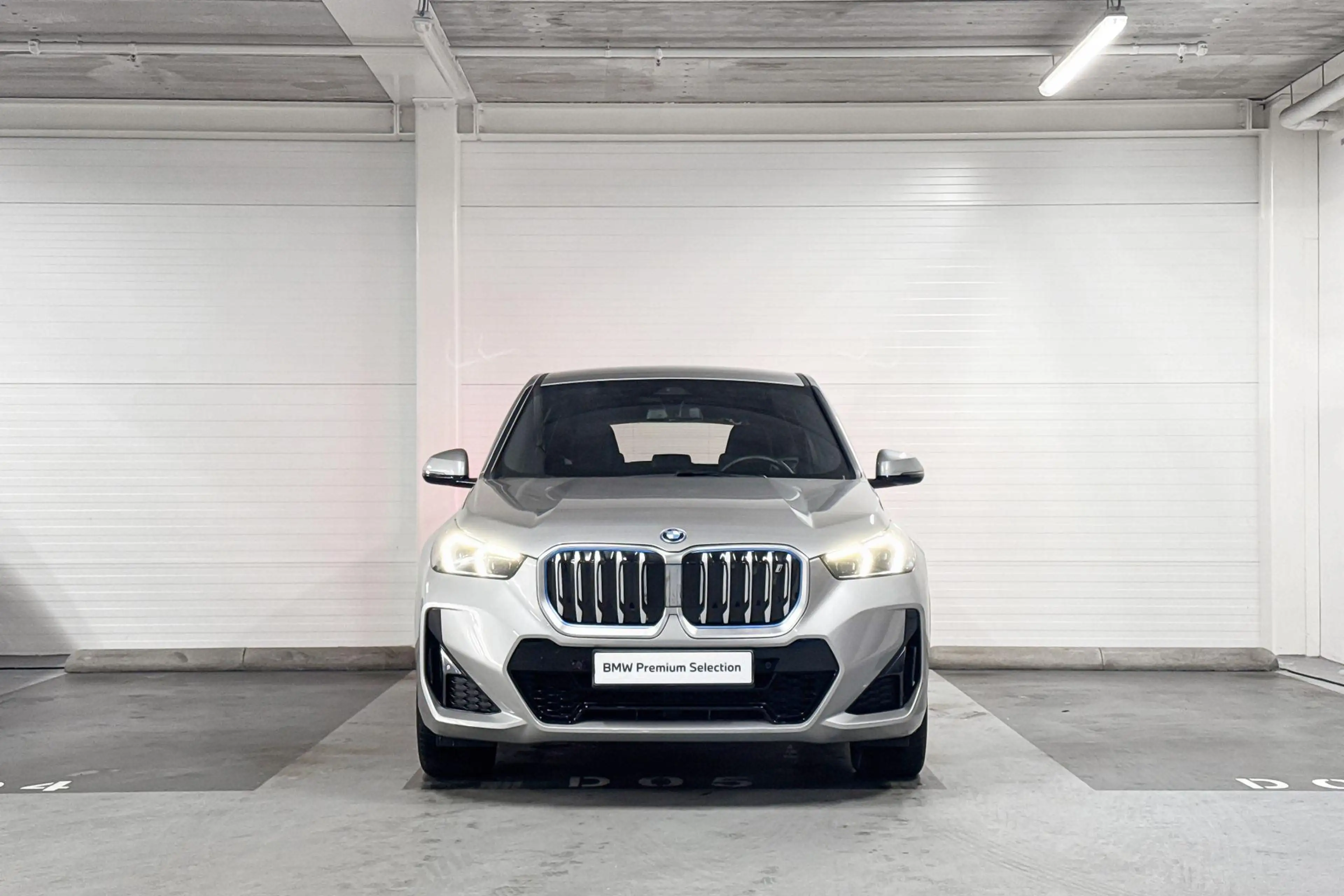 BMW iX1 xDrive30 Launch Edition | M-Sport | Trekhaak | Pre — photo 6