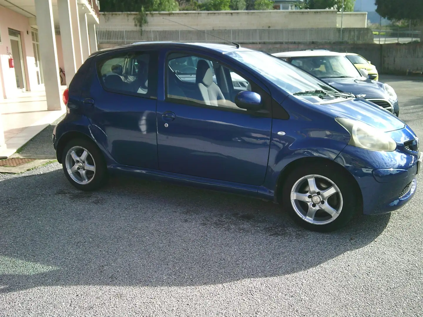Toyota Aygo Aygo I 2005 5p 1.0 Sol m-mt Blau - 2