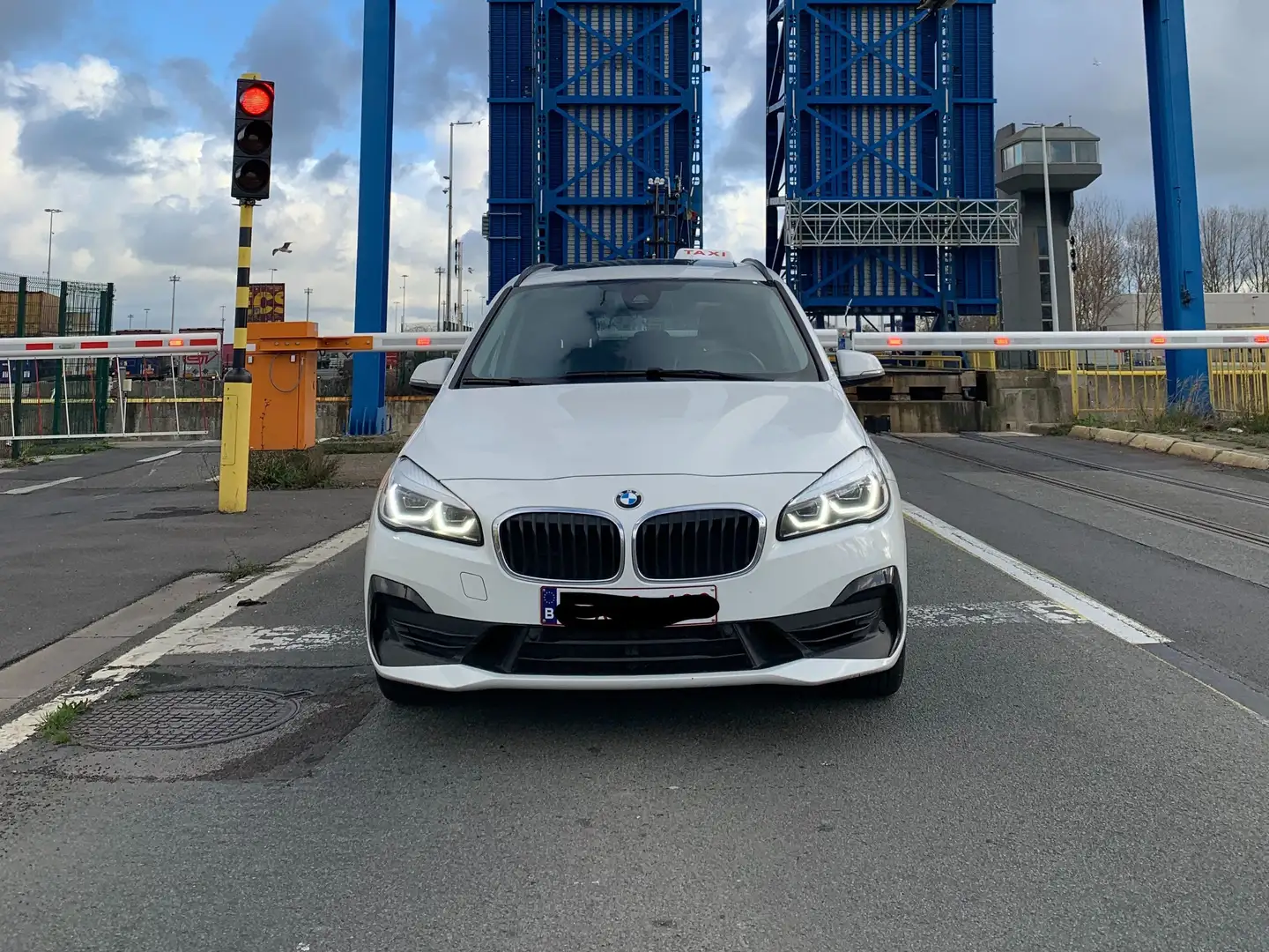 BMW 220 220i Active Tourer Aut. M Sport + TAXAMETER Wit - 1