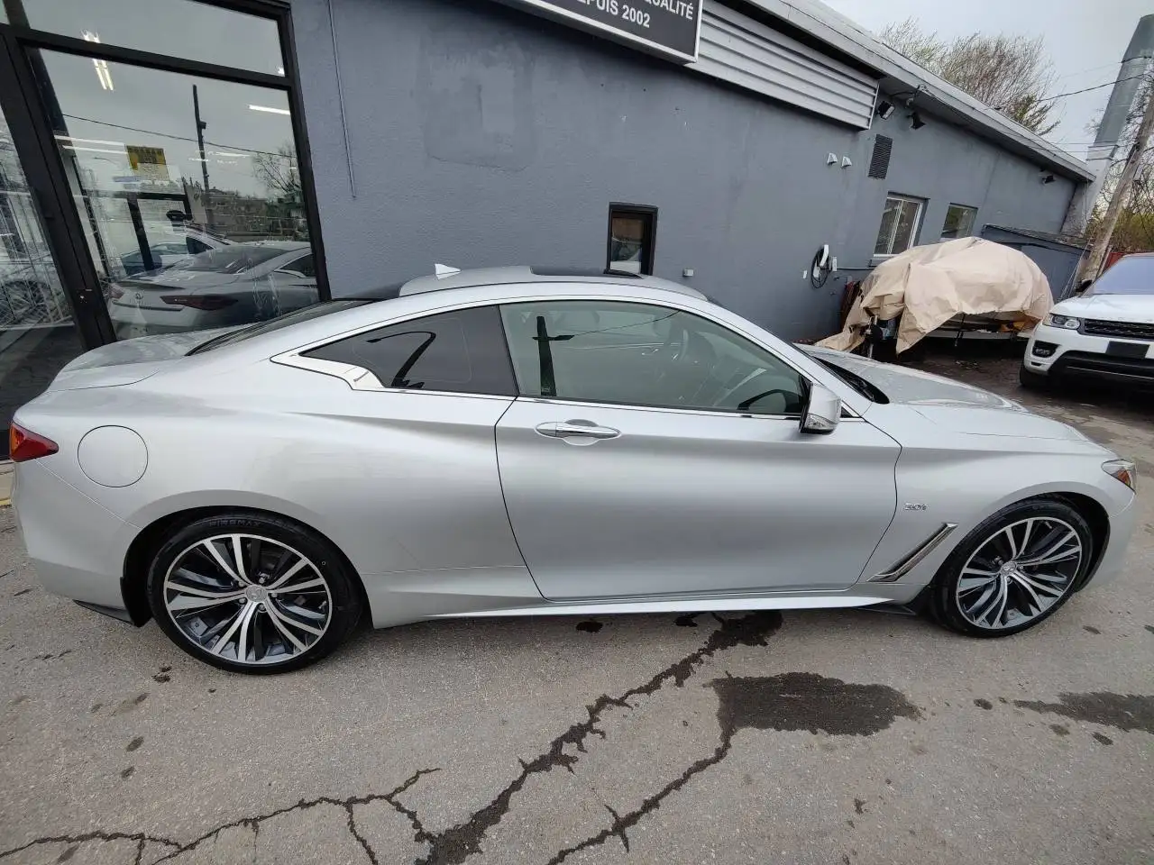 Infiniti Q60 снимка Infiniti Q60