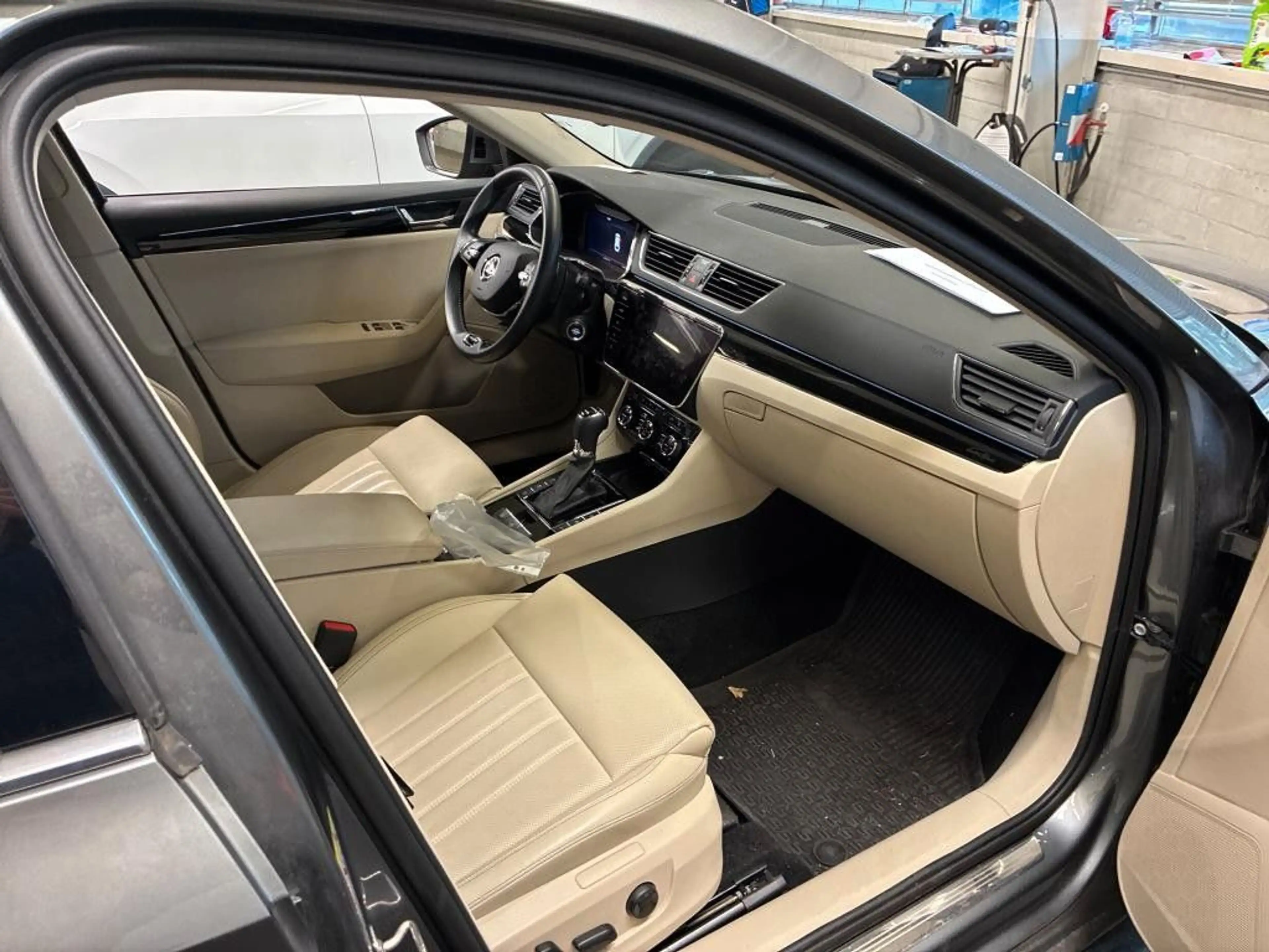 Skoda Superb Combi L&K 4x4 2.0TDI DSG Navi AHK SHZ ACC — photo 5