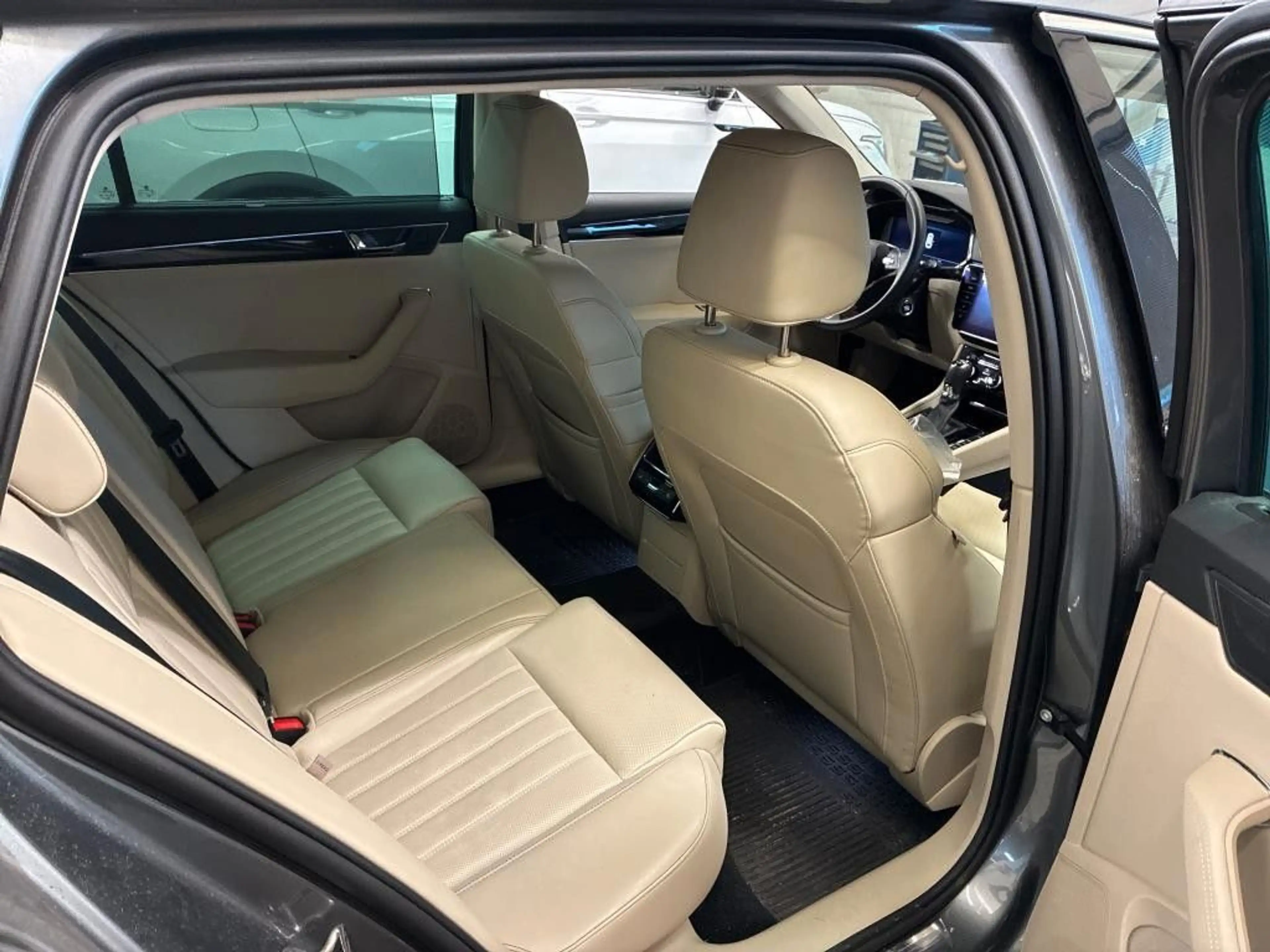 Skoda Superb Combi L&K 4x4 2.0TDI DSG Navi AHK SHZ ACC — photo 6