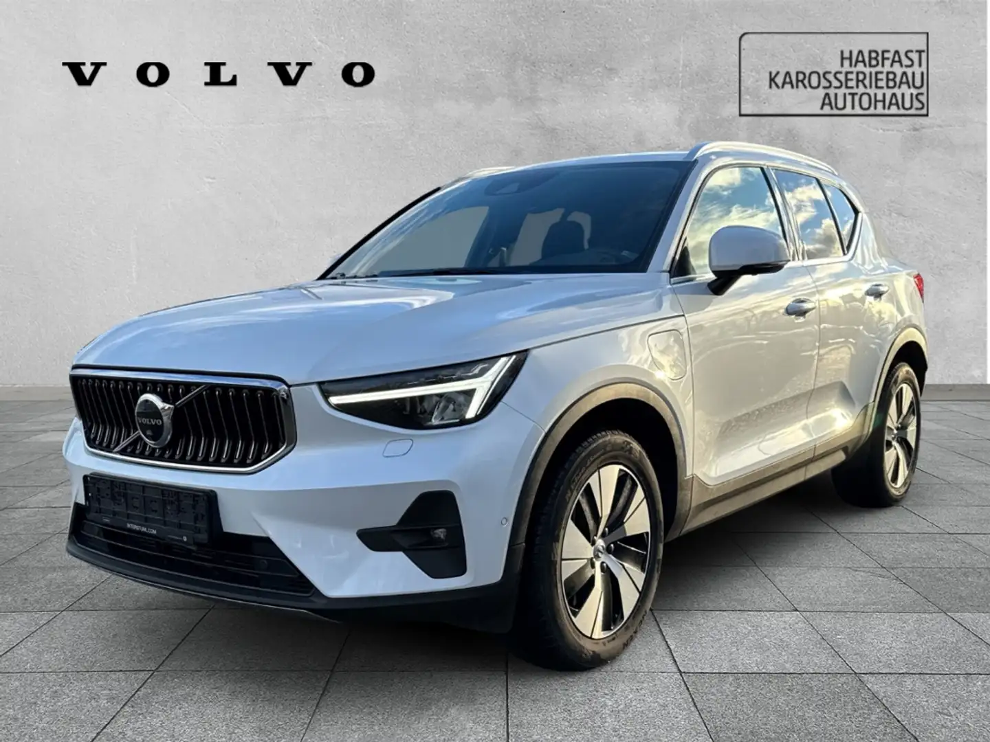 Volvo XC40 Plus Bright Recharge Plug-In Hybrid 2WD StandHZG N Weiß - 1