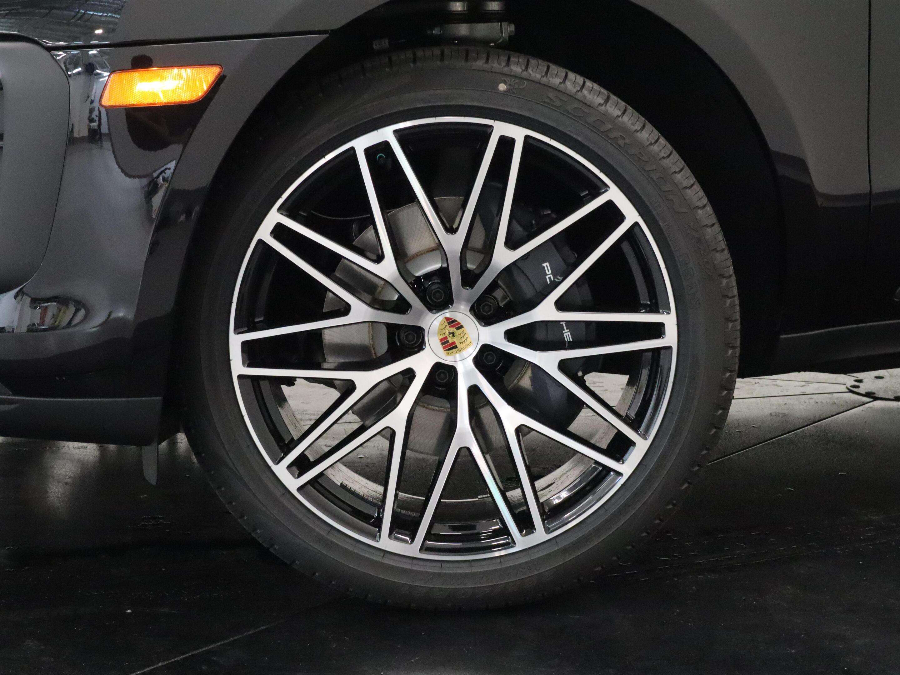 2026 Porsche Macan AWD — photo 1