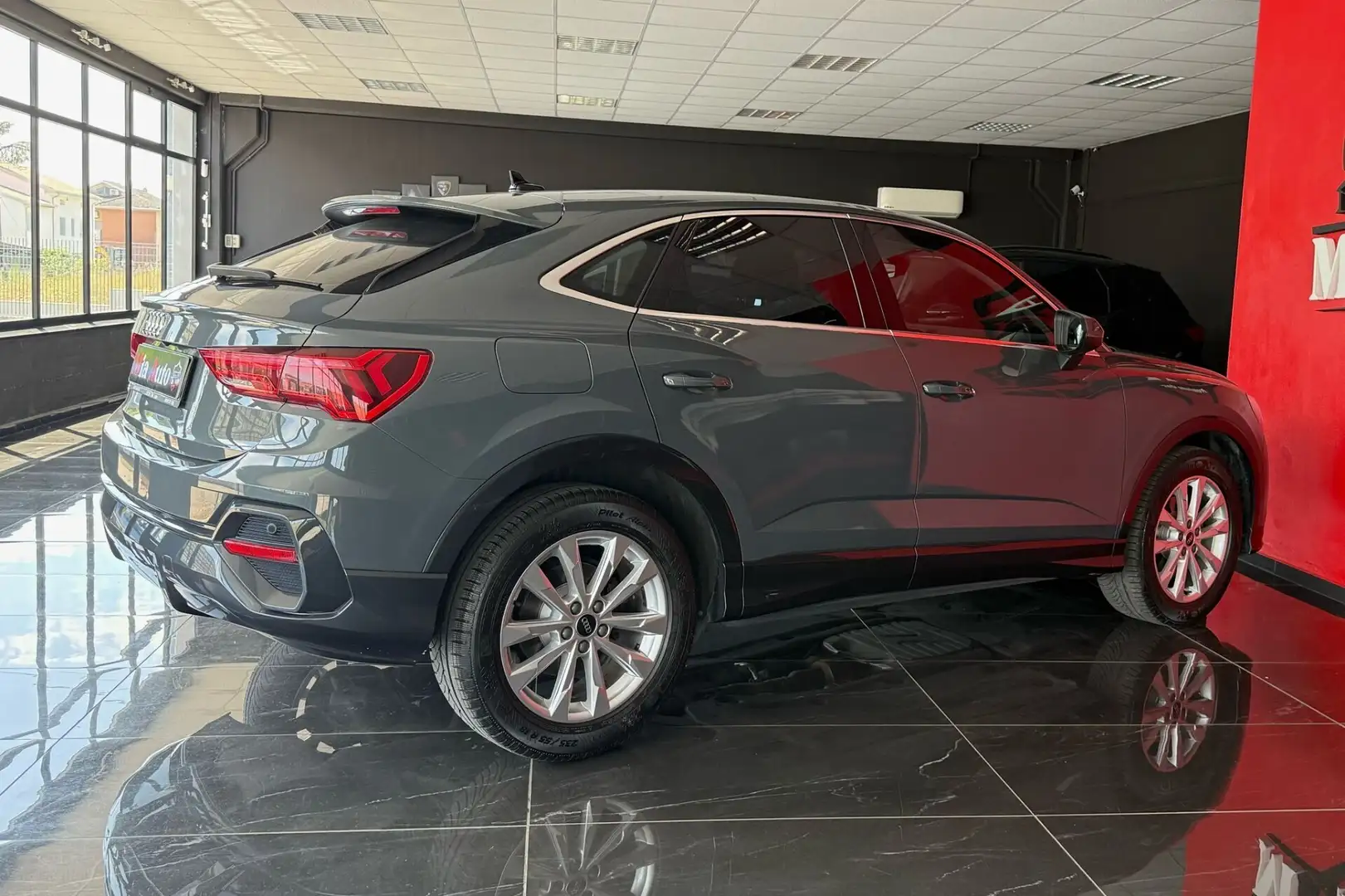 Audi Q3 Sportback 35 2.0 TDI S tronic Business Plus Gris - 2