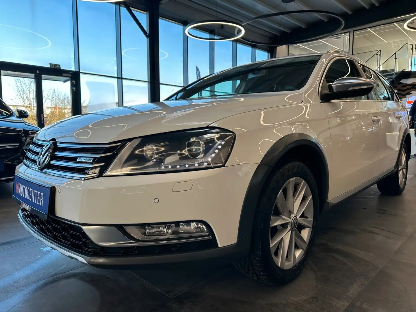 Volkswagen Passat Alltrack Variant Basis BMT 4Motion *AHK* Bílá - 2