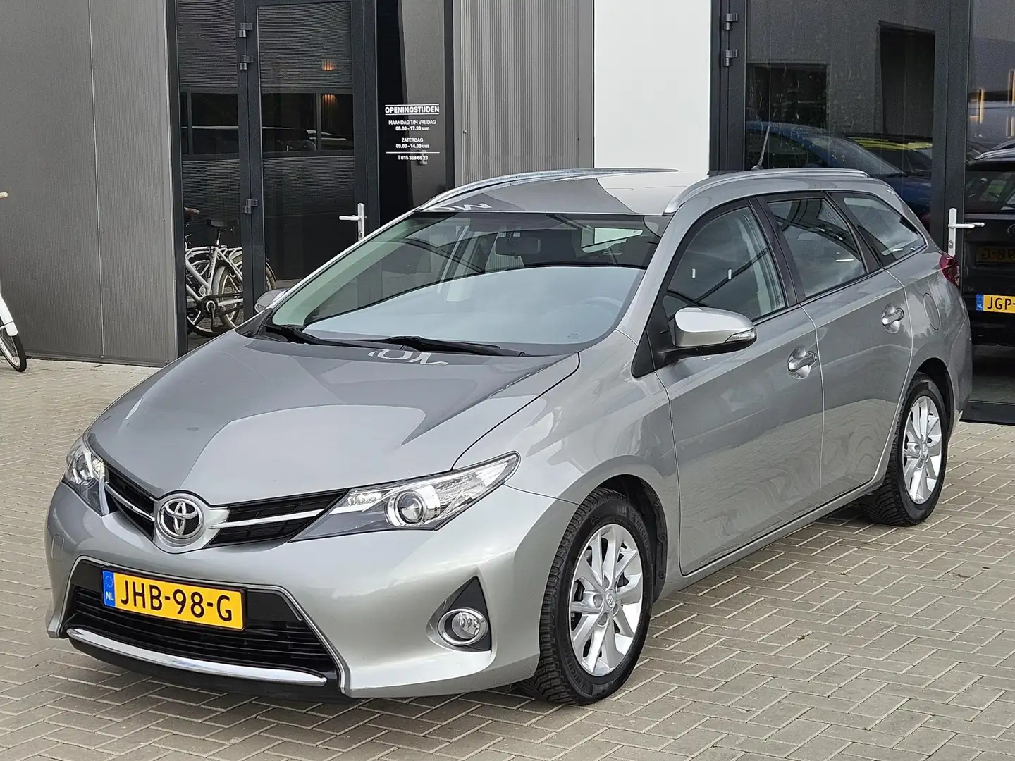 Toyota Auris Touring Sports 1.3 Aspiration Trekhaak Camera Navi Grijs - 2