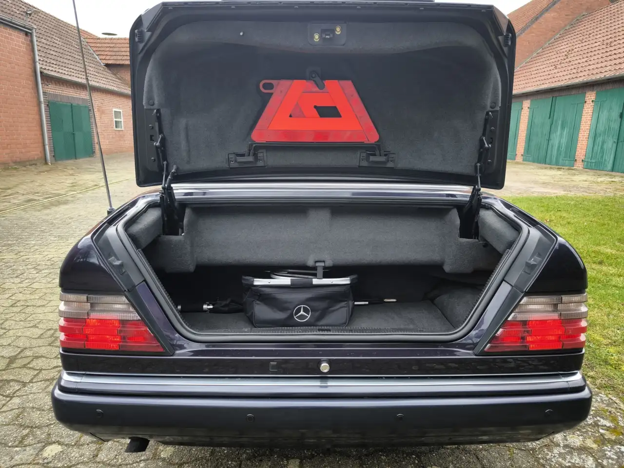 Mercedes-Benz E 220 A124 Cabrio, Final Edition, Designo Ausstattung, foto 11