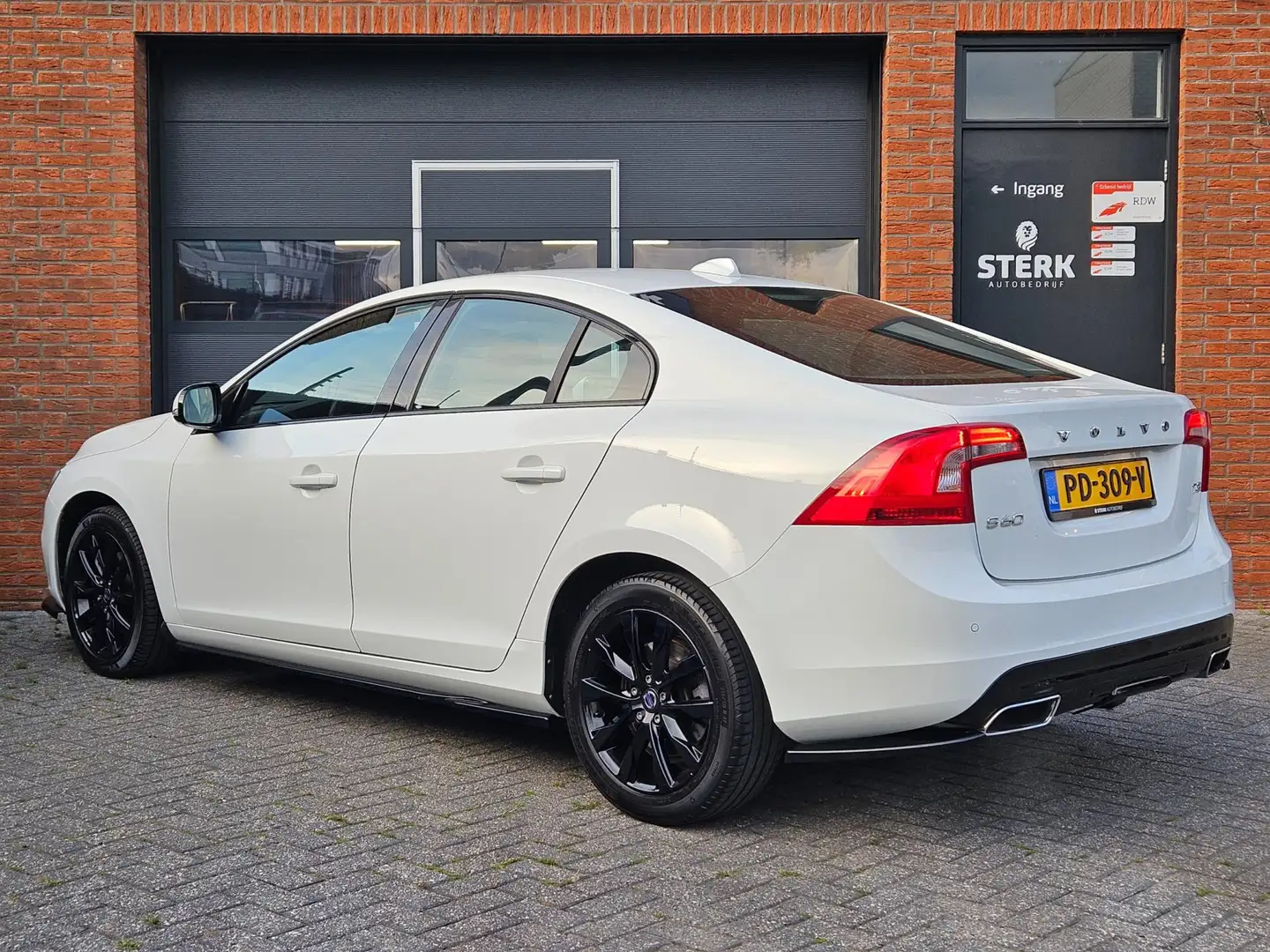 Volvo S60 2.0 T3 Polar+ Dynamic Maxton-design Trekhaak Leer Wit - 2