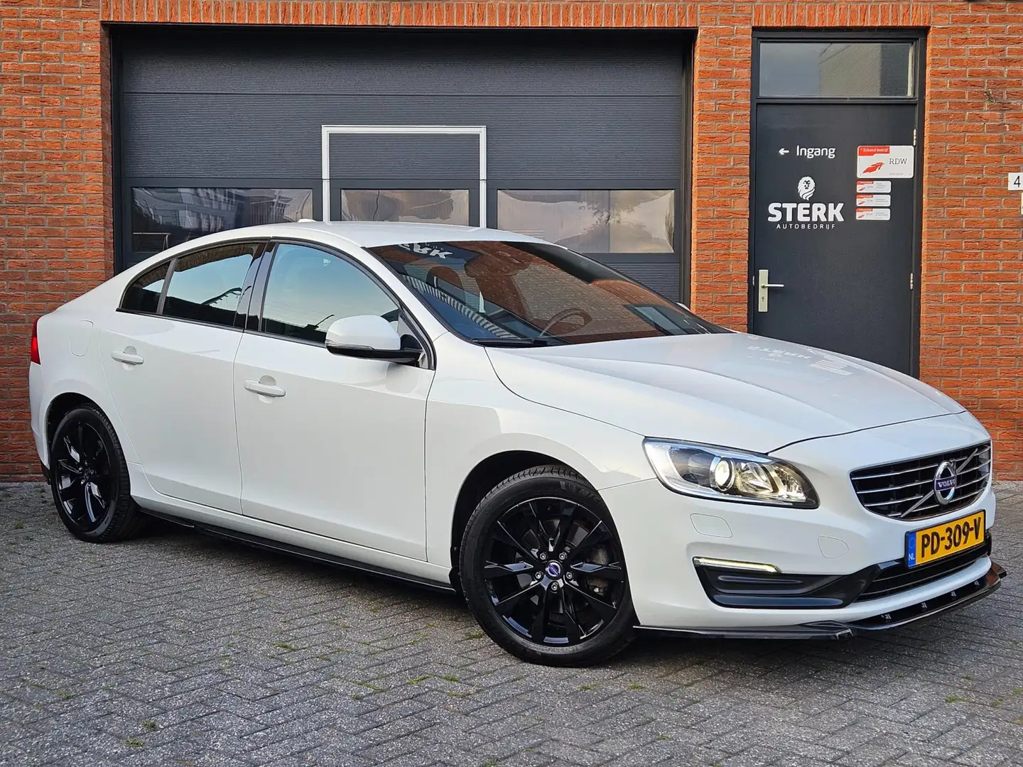 Volvo S60 2.0 T3 Polar+ Dynamic Maxton-design Trekhaak Leer Wit - 1
