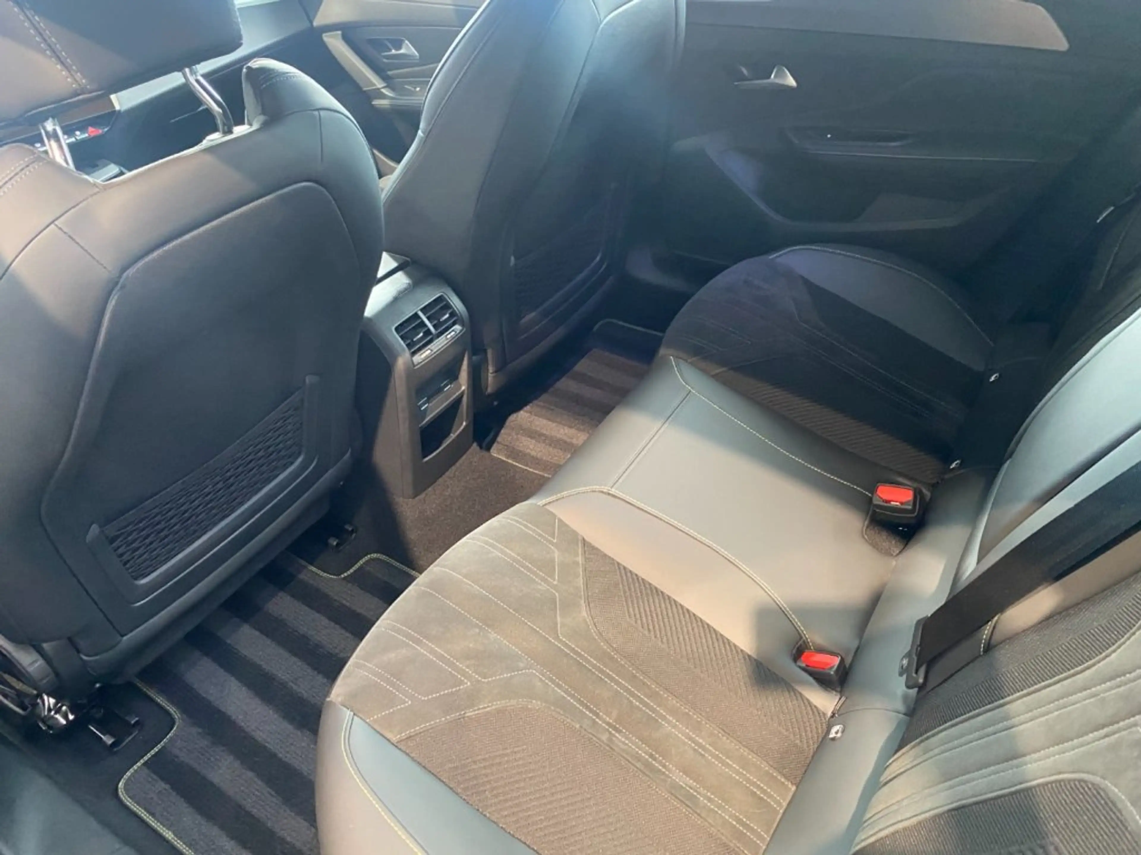 Peugeot 408 GT 1,2Puretech 130 EAT8 — photo 11