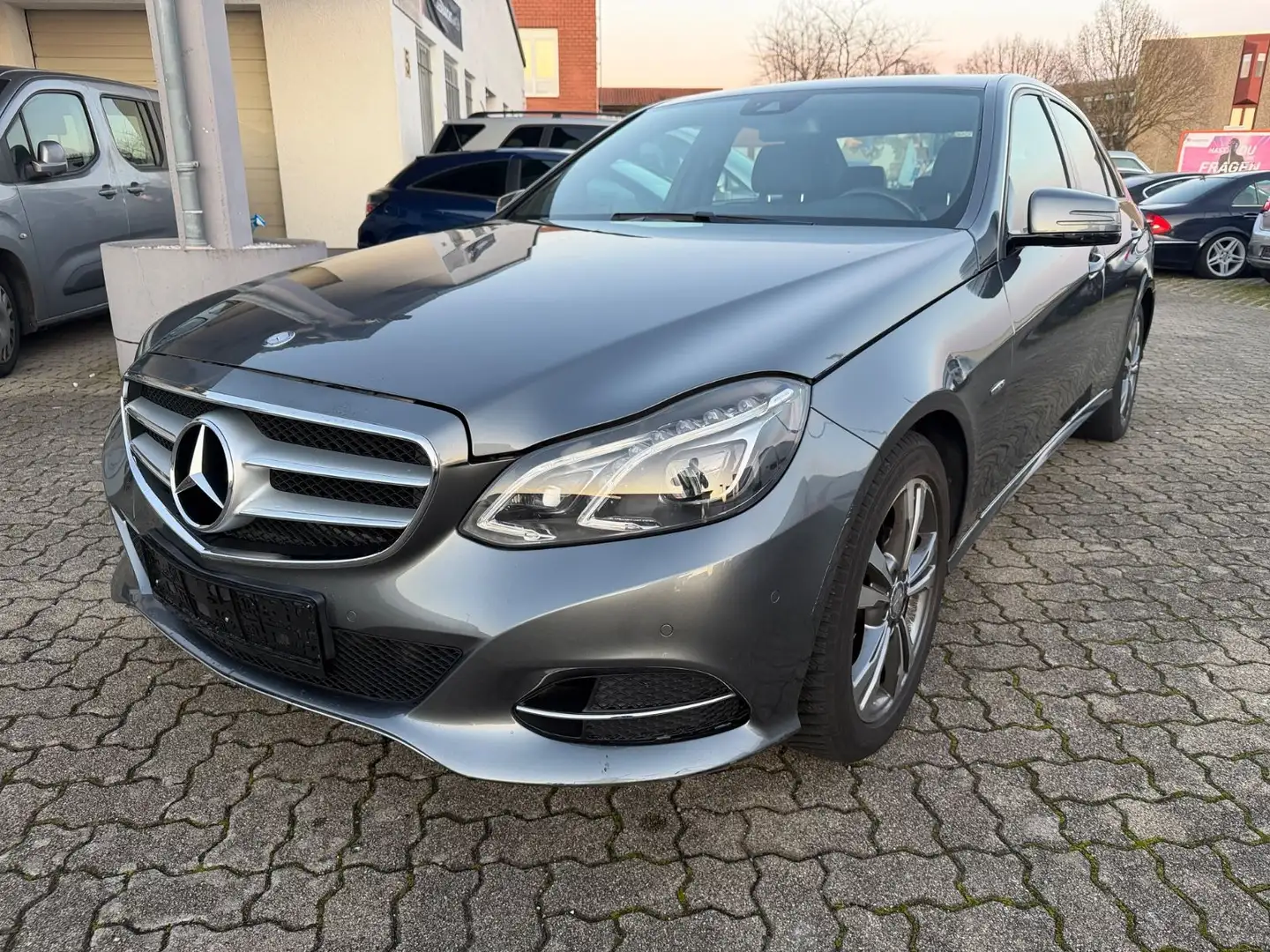 Mercedes-Benz E 200 BlueTEC AVANTGARDE Grau - 2