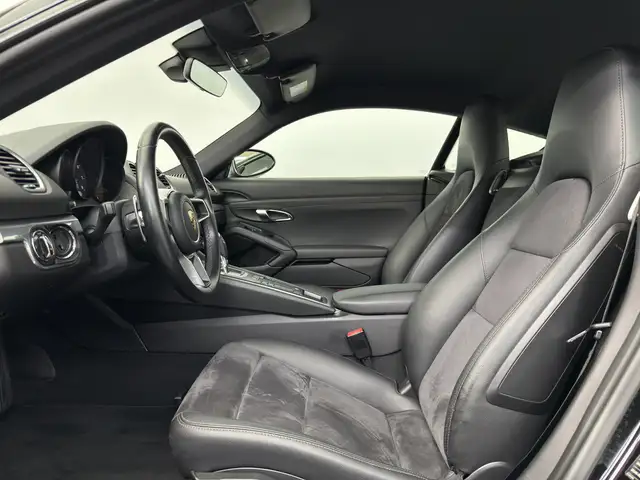 Porsche Cayman view 8