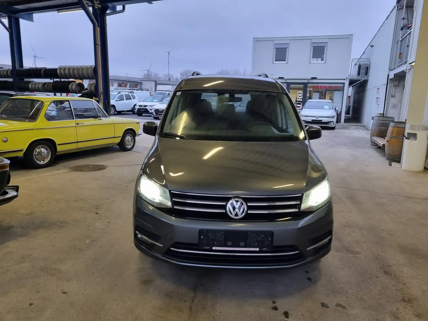 Volkswagen Caddy 2,0 TDi Maxi DSG Highline BMT - Topzustand! Grau - 2