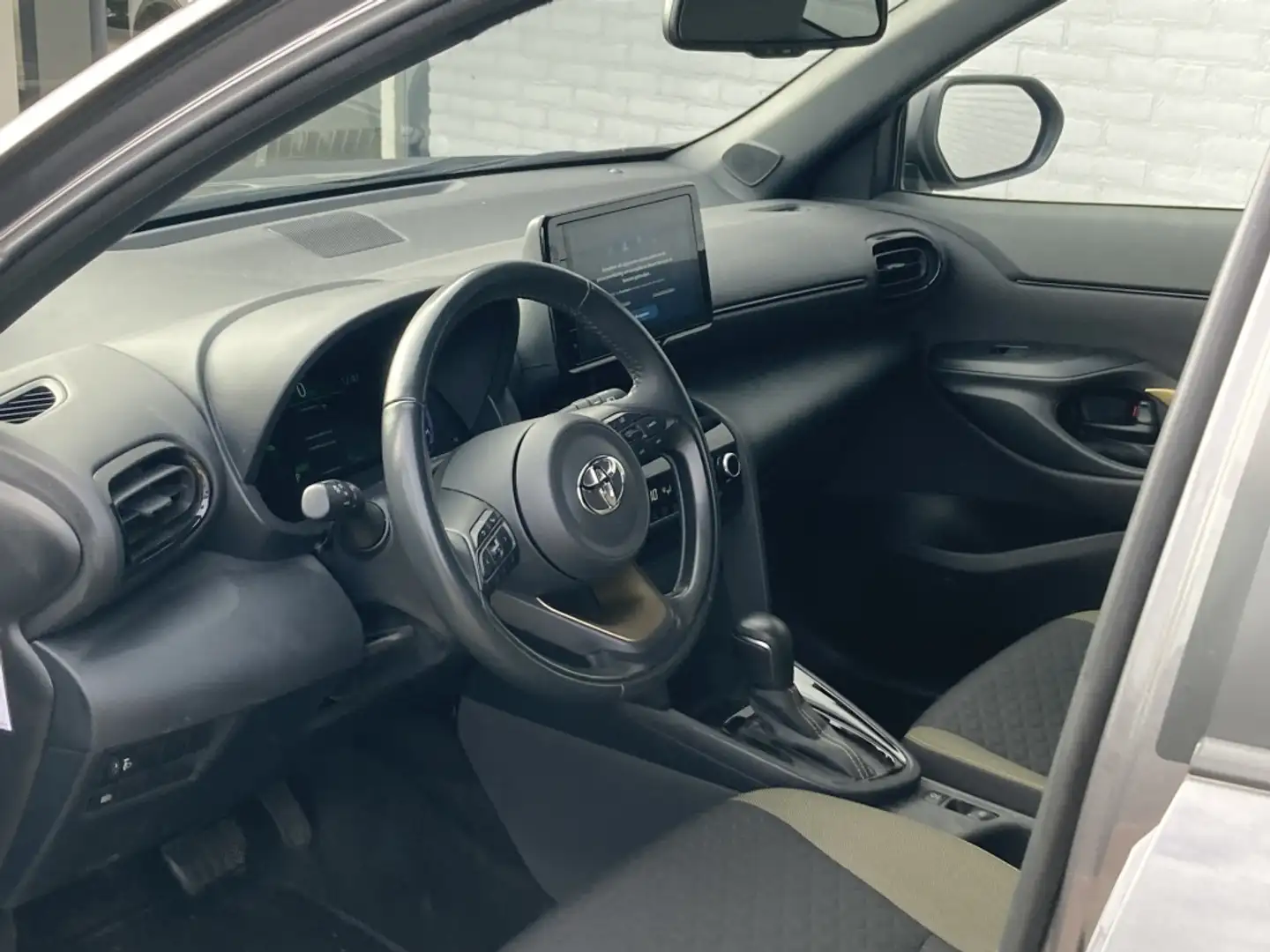 Toyota Yaris Cross 1.5 Hybrid Explore Automaat | Trekhaak | Navi | PD Grau - 2