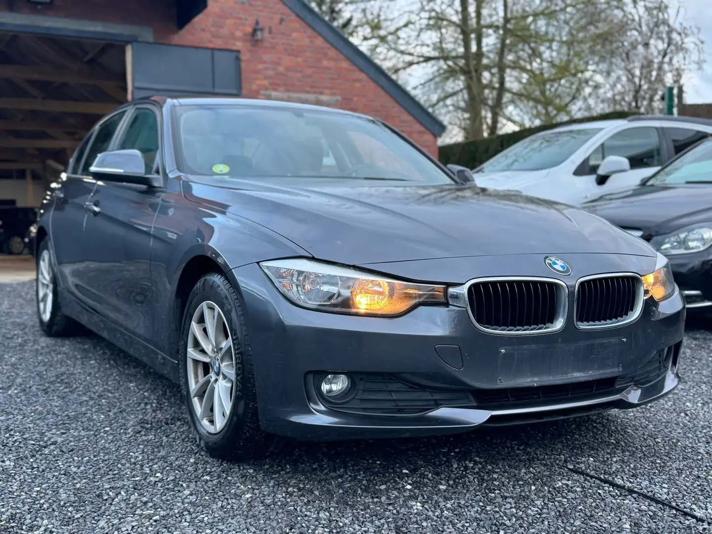 BMW 318 d Business Edition siva - 2