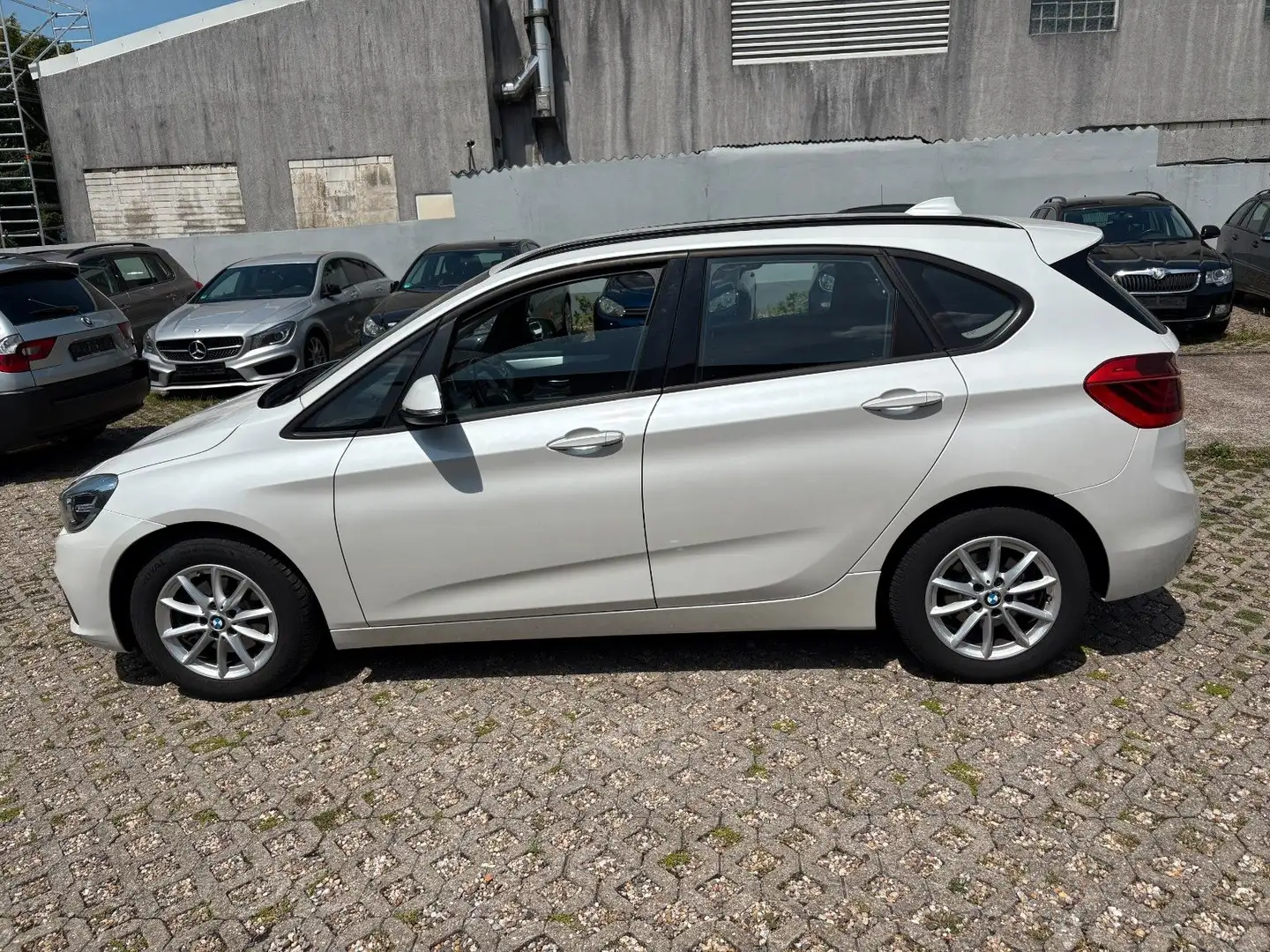 BMW 216 Baureihe 2 Active Tourer 216 d Advantage Weiß - 2