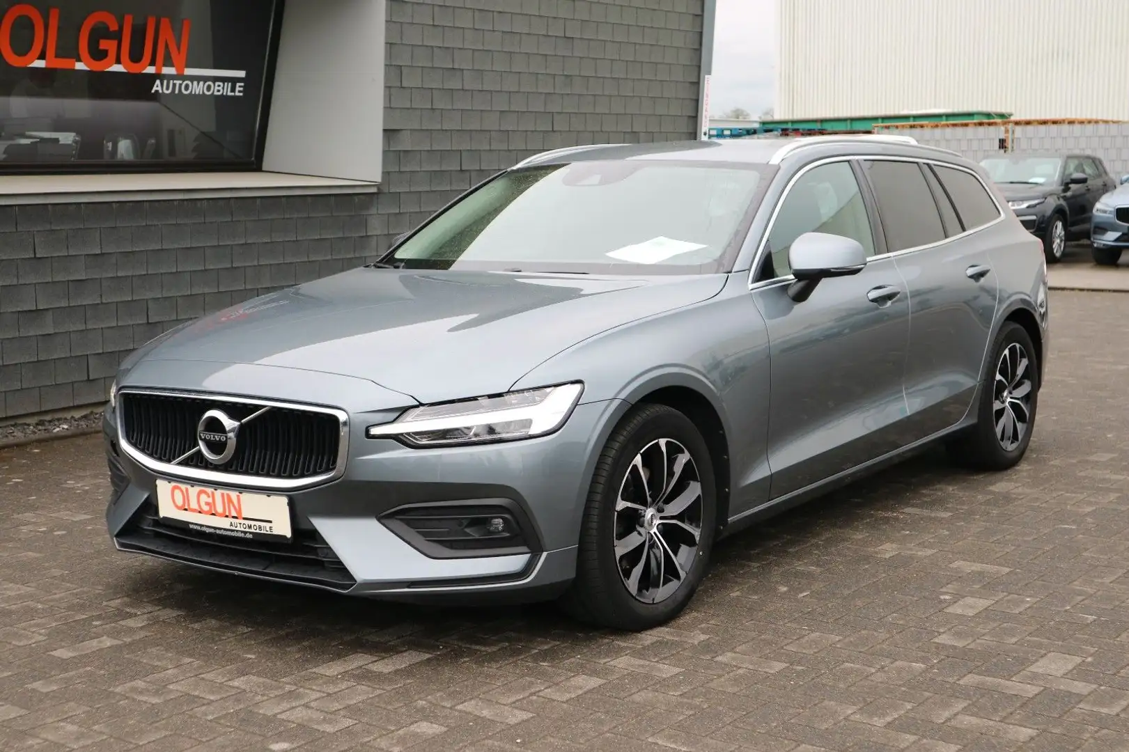Volvo V60 D3 Kombi Momentum Pro *LED*LEDER*NAVI*PDC* Gris - 1