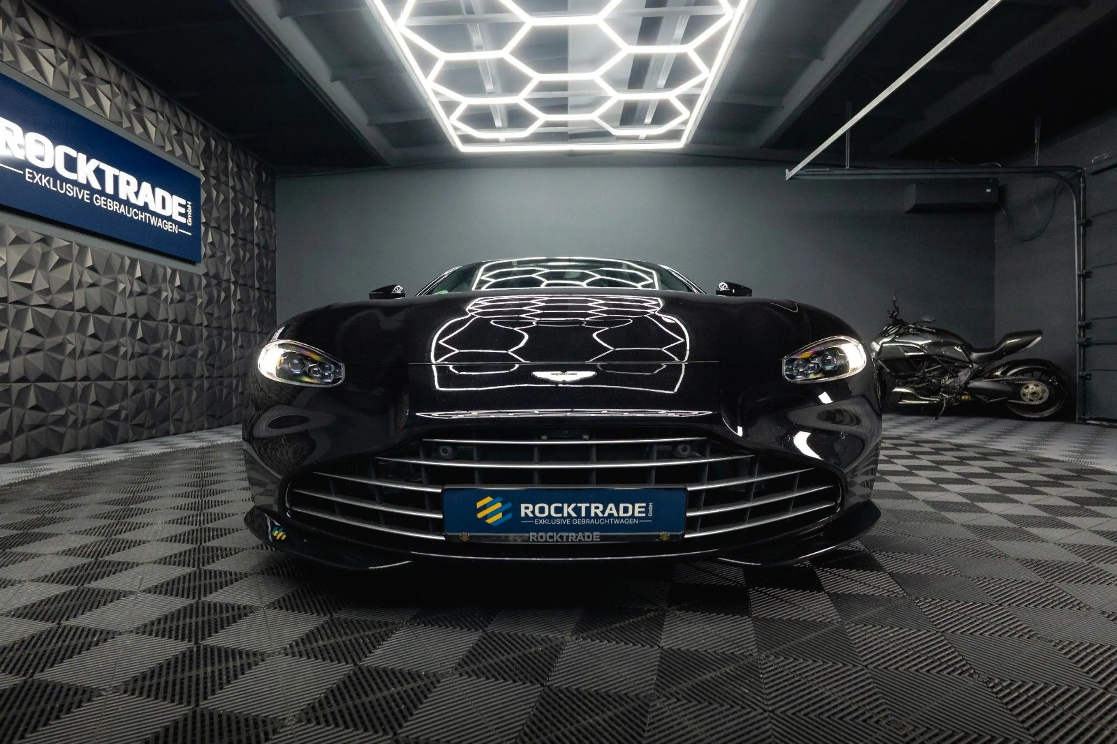 Aston Martin V8 4.0 V8 DB11 Coupe *1.Hand*360*Memory* — photo 8