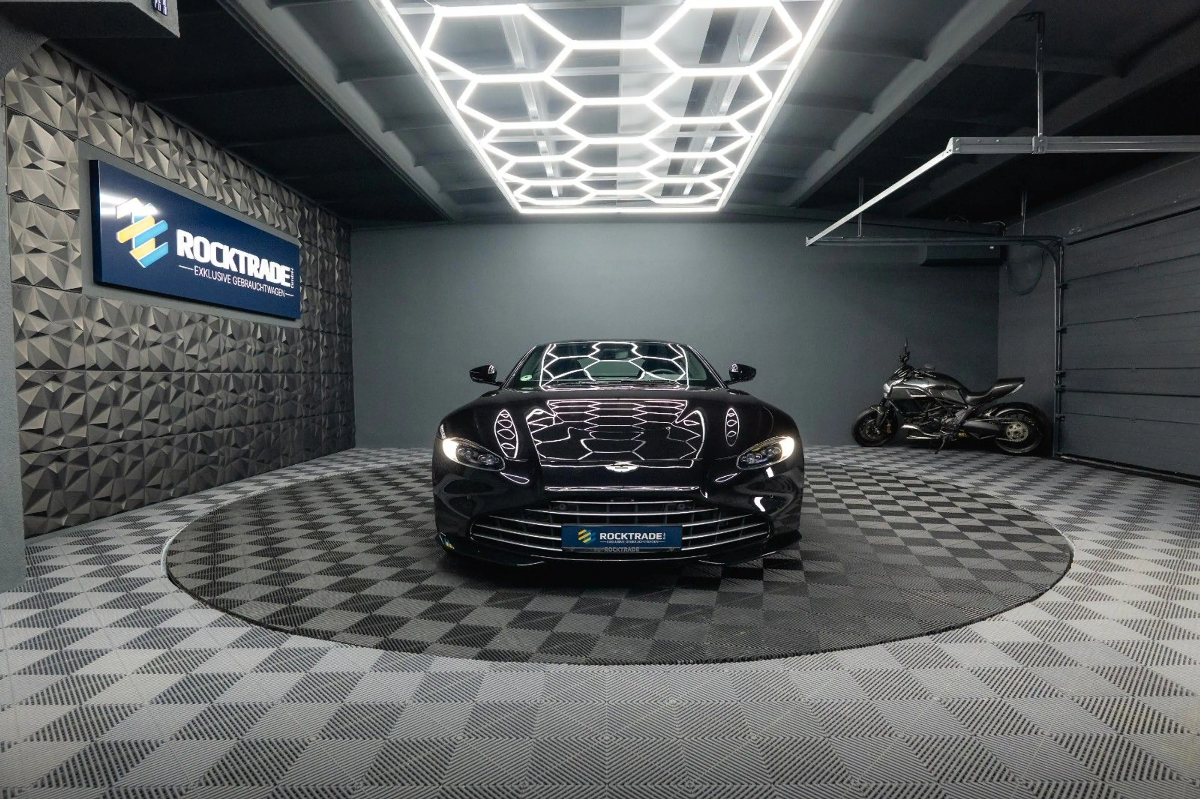 Aston Martin V8 4.0 V8 DB11 Coupe *1.Hand*360*Memory* — photo 3