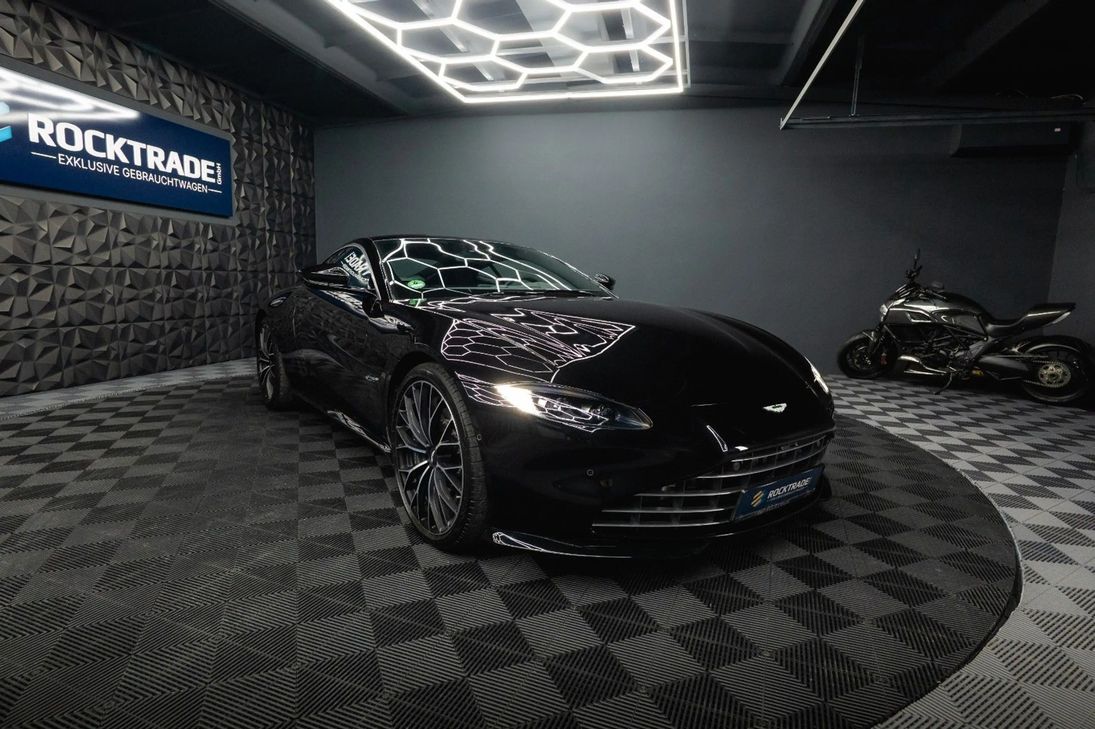 Aston Martin V8 4.0 V8 DB11 Coupe *1.Hand*360*Memory* — photo 10