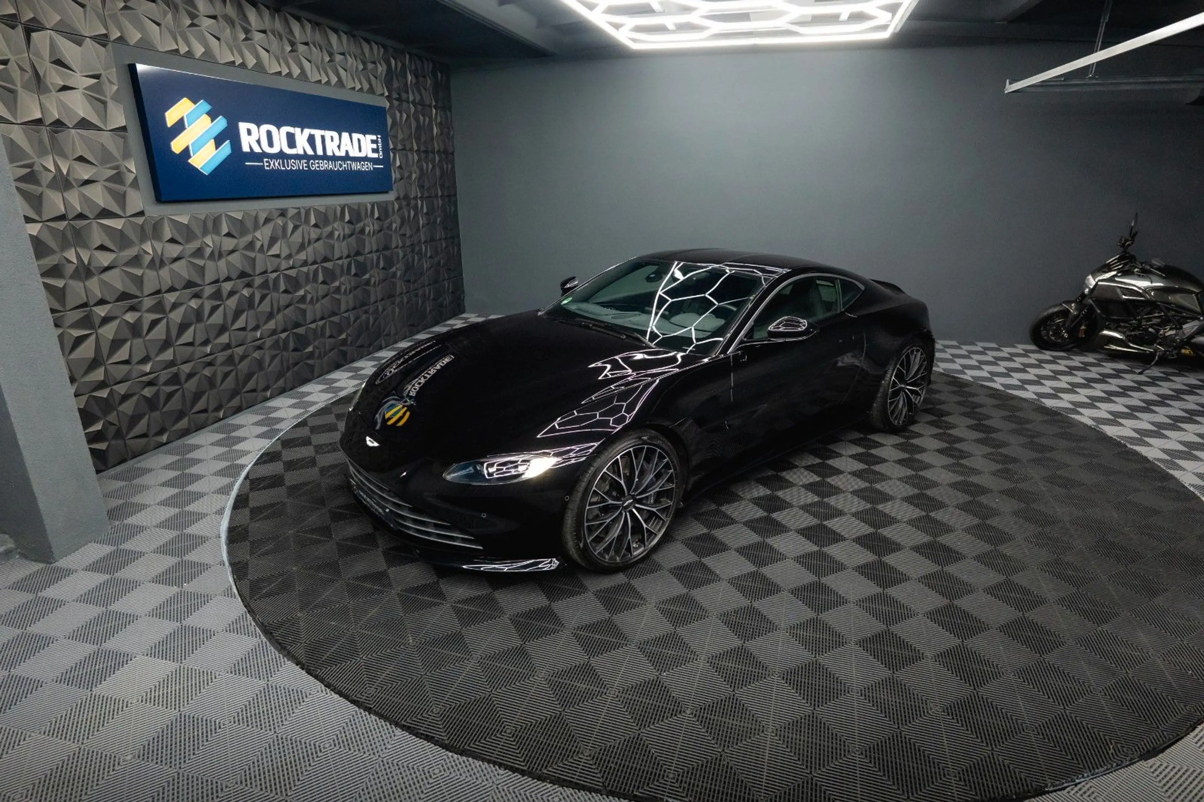 Aston Martin V8 4.0 V8 DB11 Coupe *1.Hand*360*Memory* — photo 2