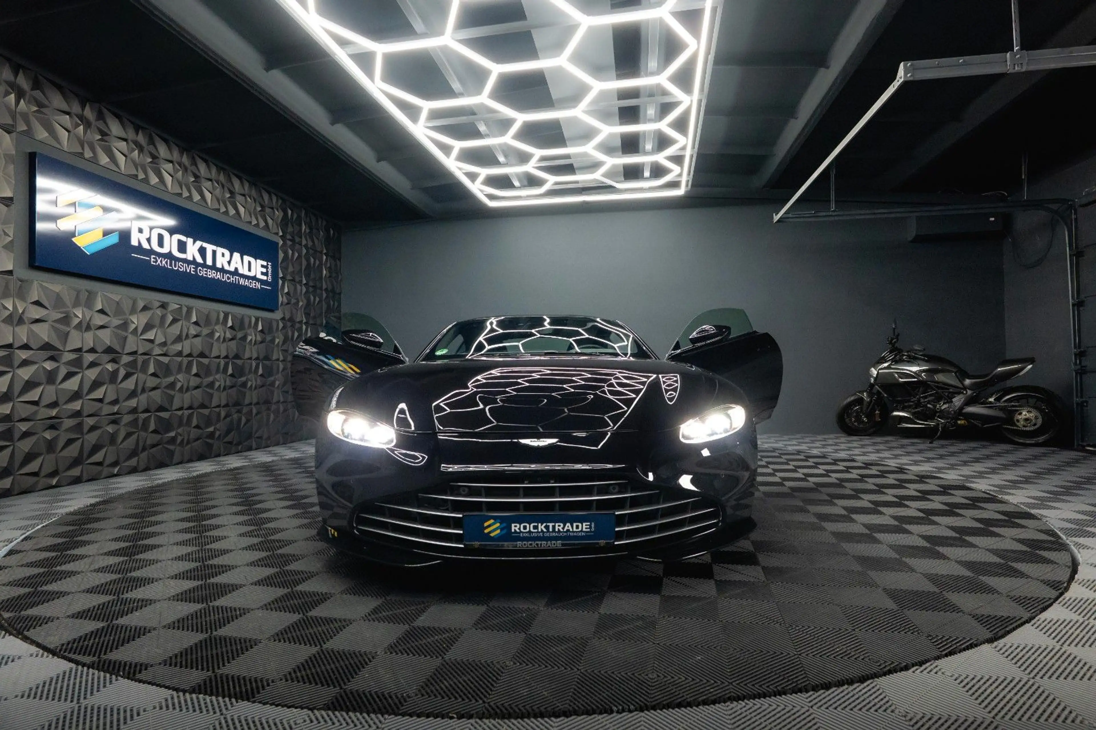 Aston Martin V8 4.0 V8 DB11 Coupe *1.Hand*360*Memory* — photo 4
